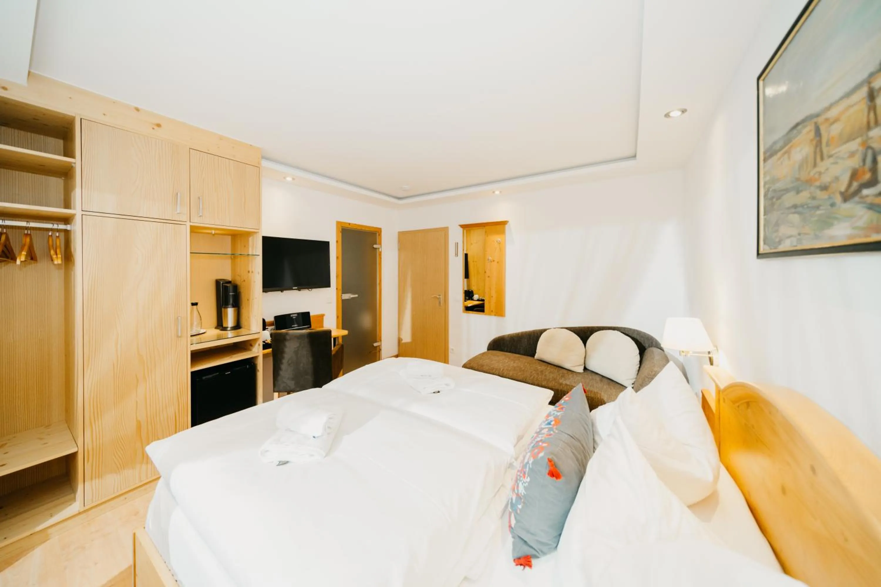 Photo of the whole room, Bed in Schwarzwald-Hotel Kraeutle