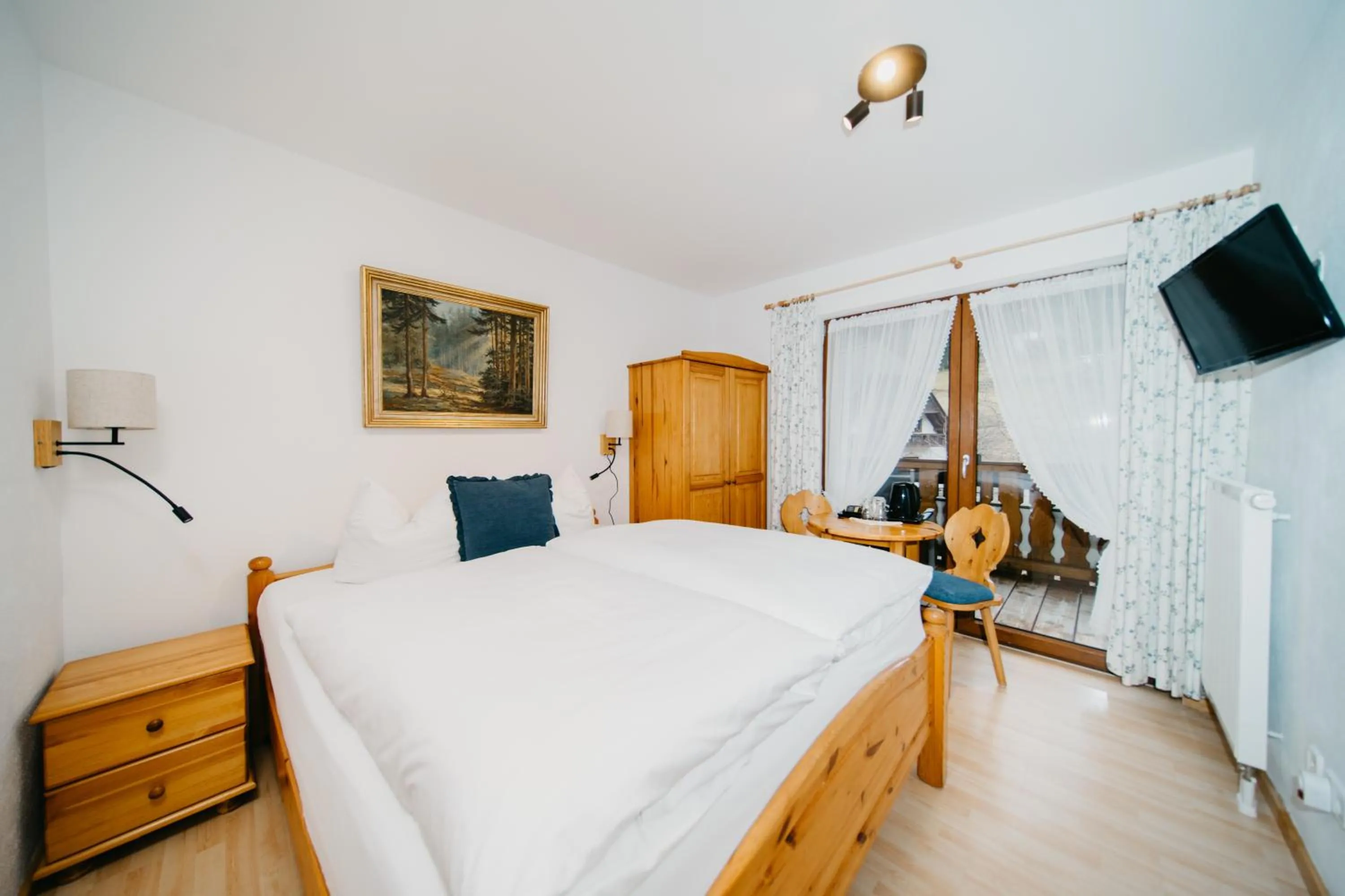 Photo of the whole room, Bed in Schwarzwald-Hotel Kraeutle