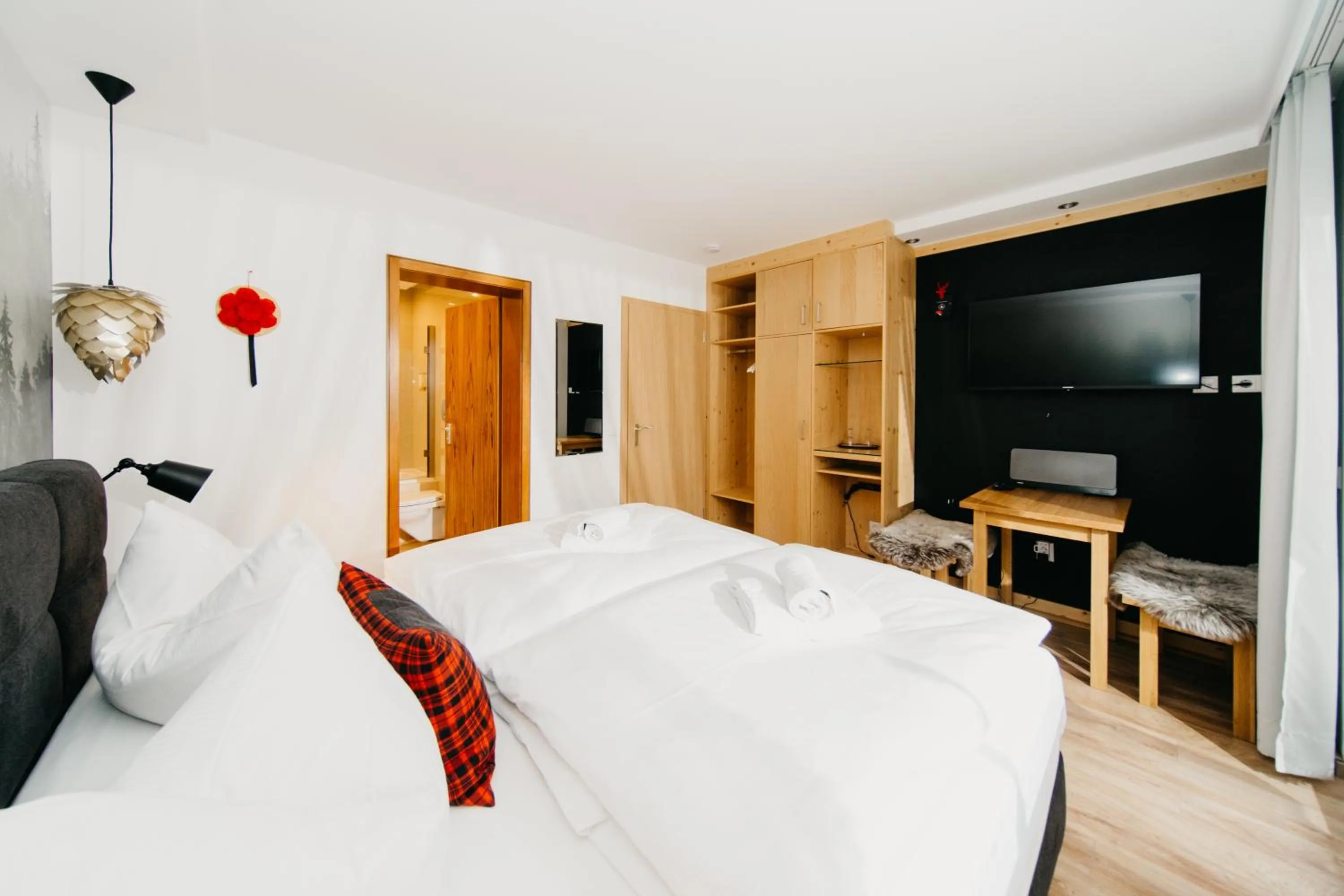 Photo of the whole room, Bed in Schwarzwald-Hotel Kraeutle