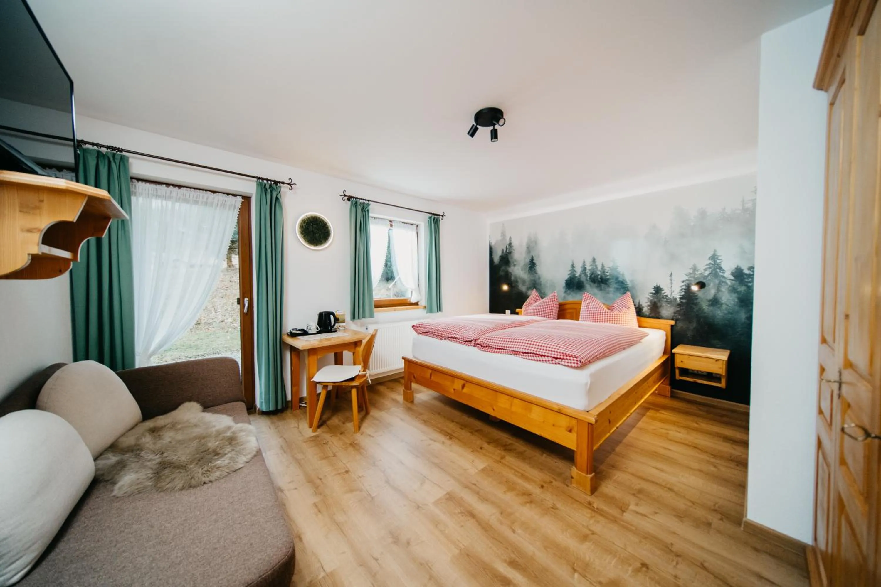 Photo of the whole room, Bed in Schwarzwald-Hotel Kraeutle