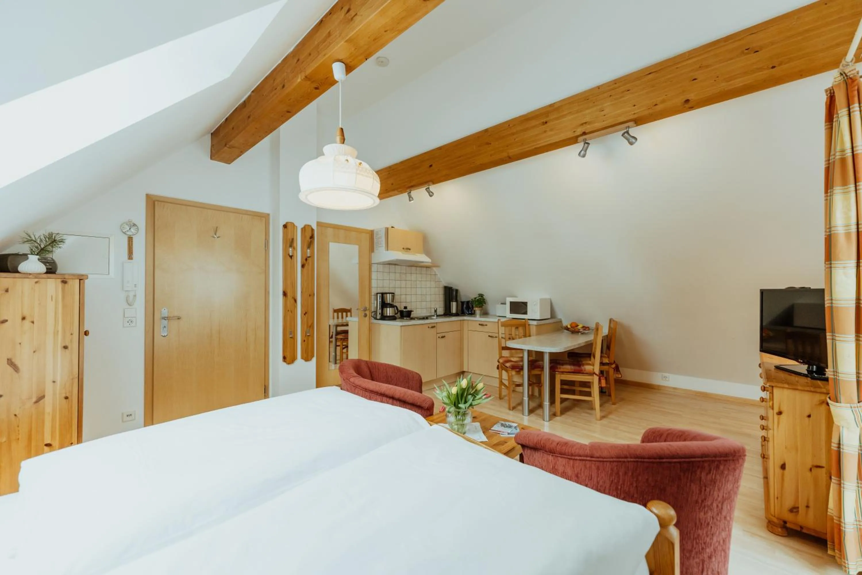 Kitchen or kitchenette, Bed in Schwarzwald-Hotel Kraeutle