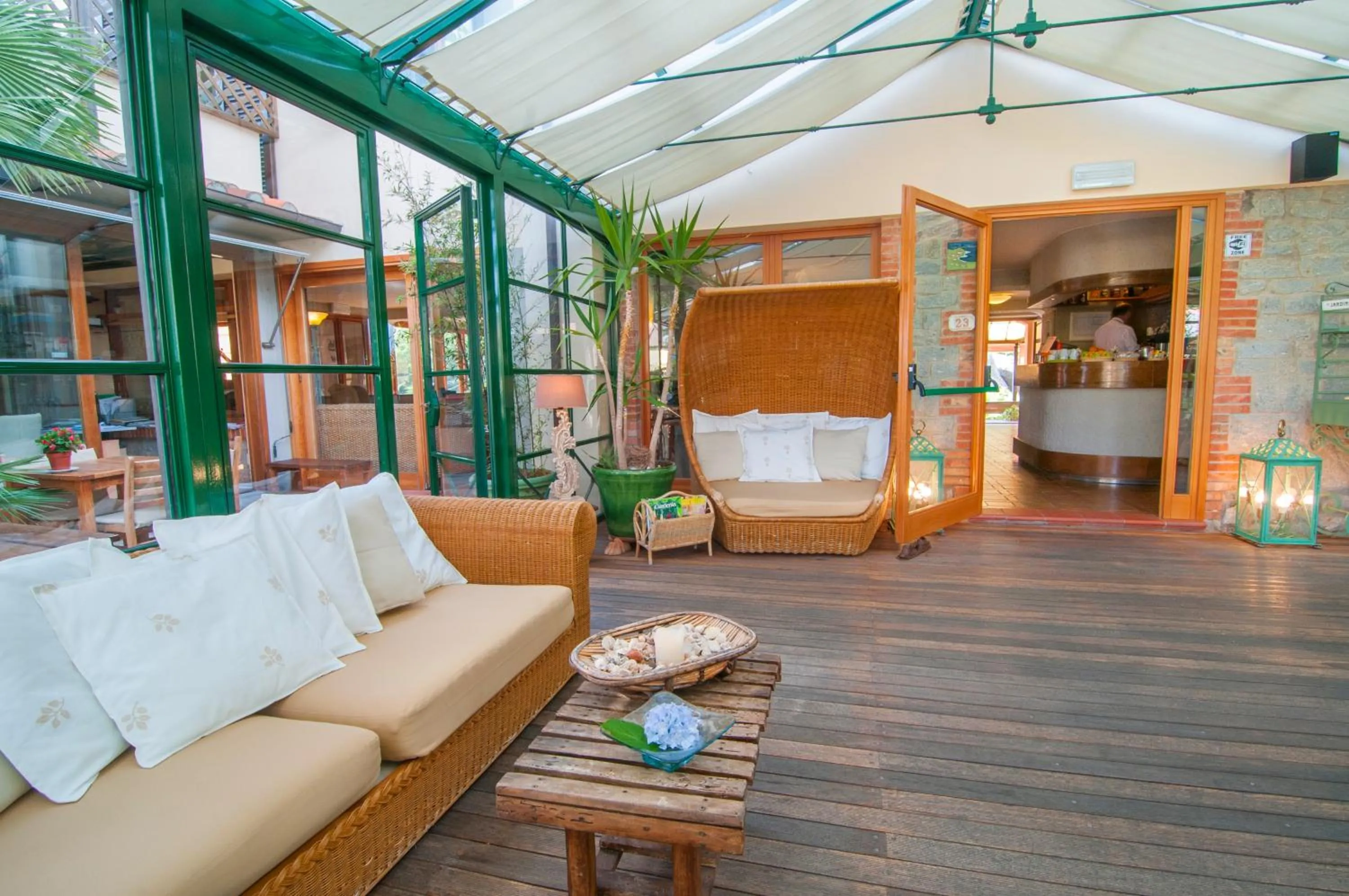 Communal lounge/ TV room in Hotel Cernia Isola Botanica