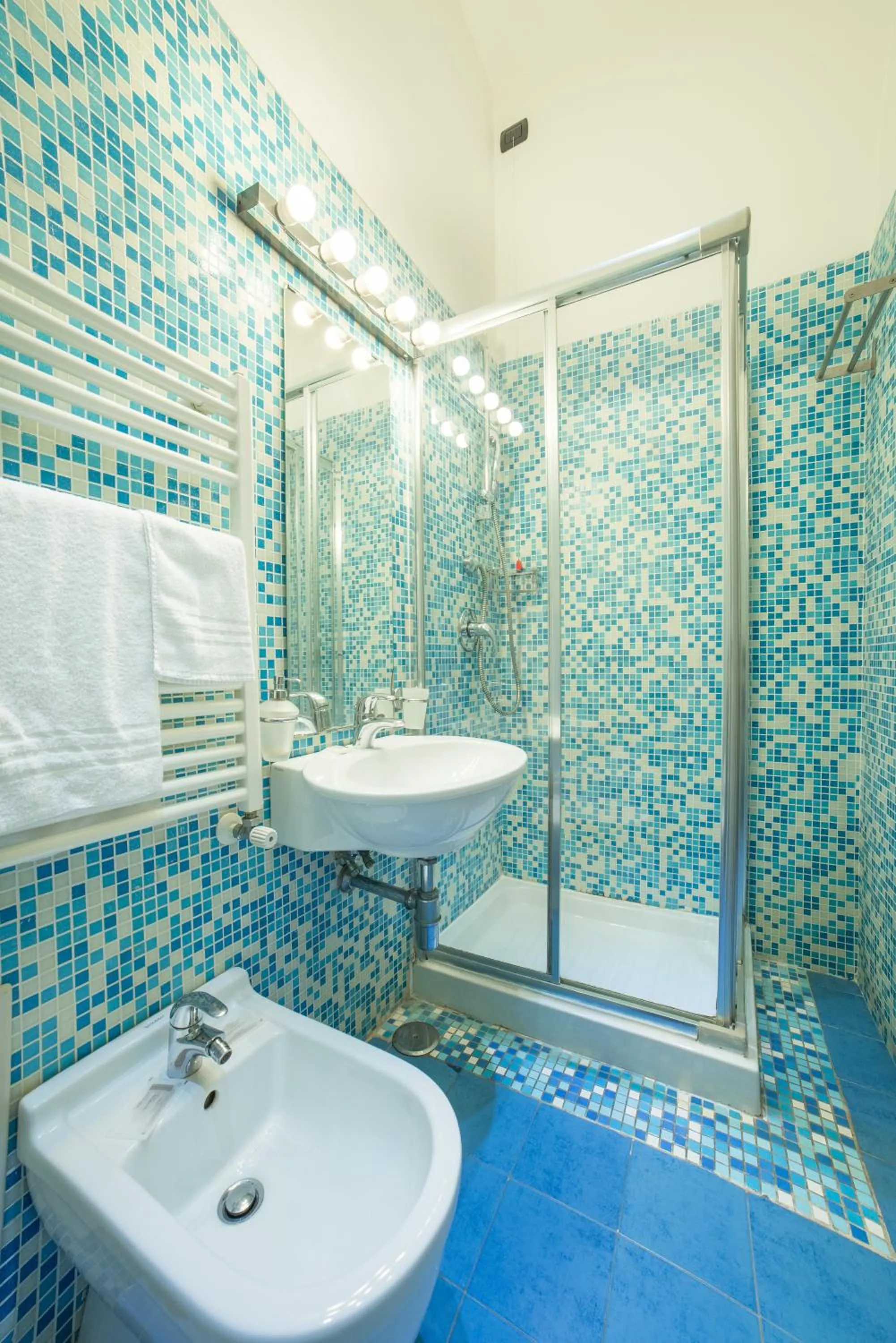 Shower in B&B Chiaia 32