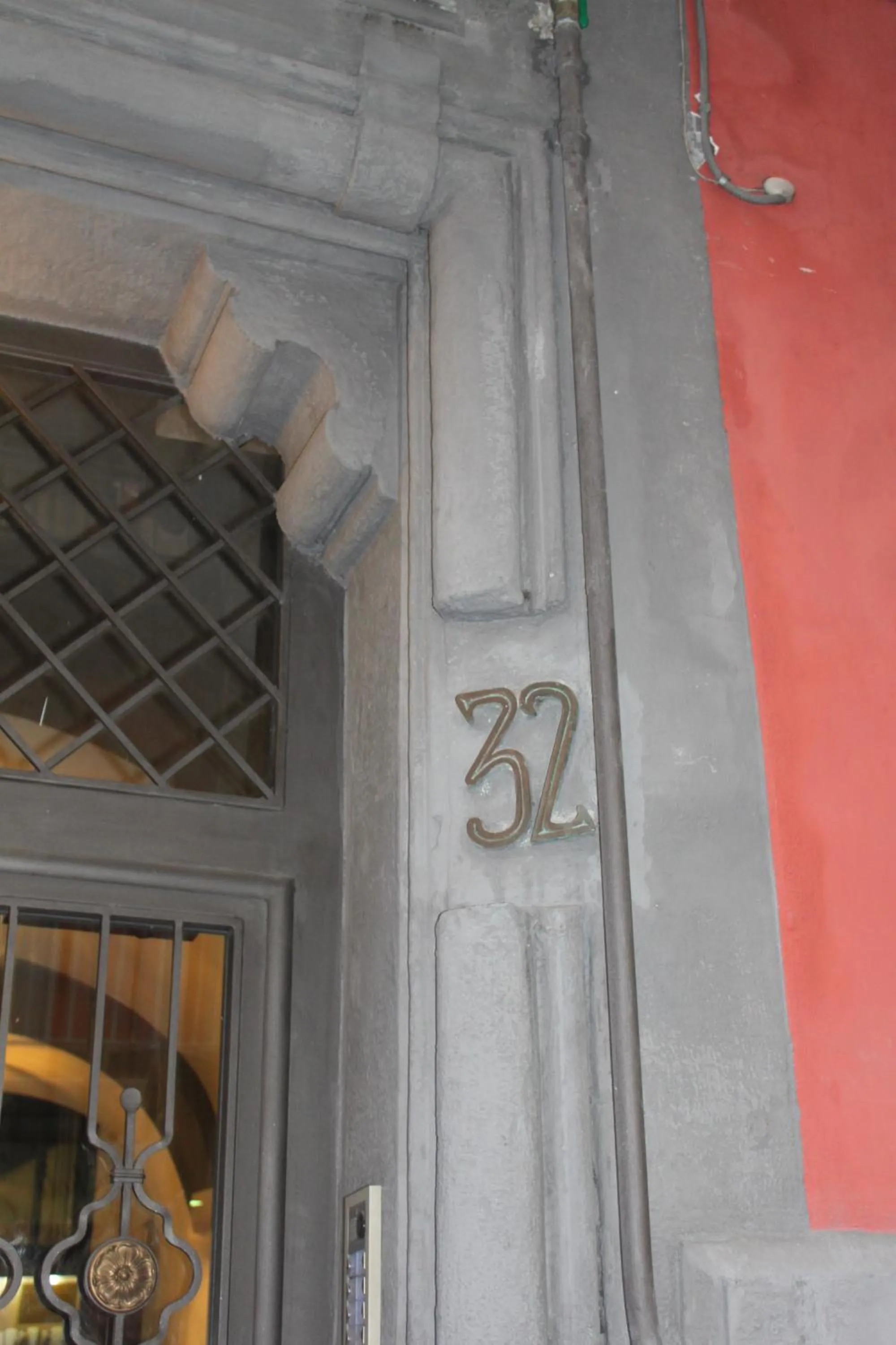 Facade/entrance in B&B Chiaia 32