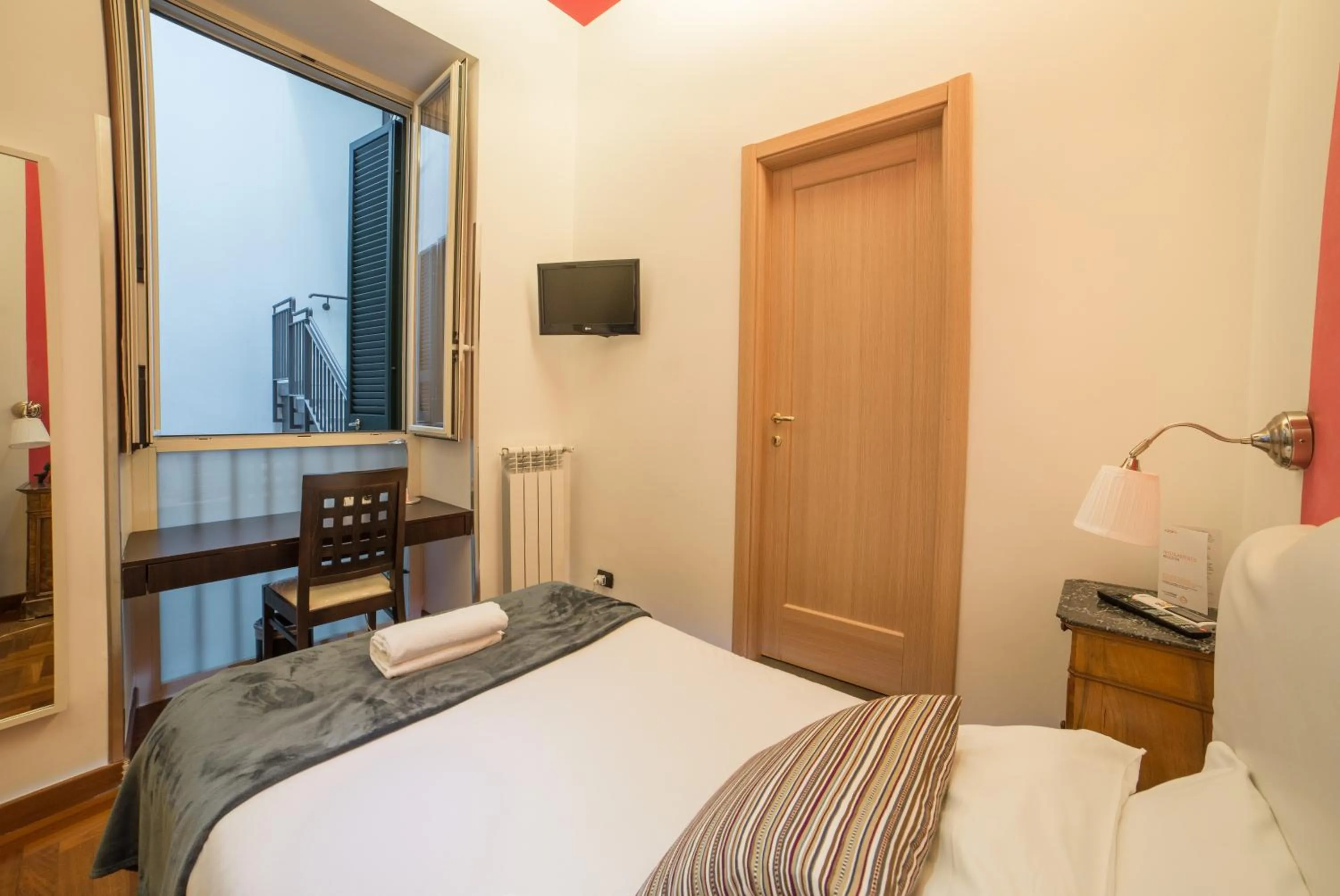 Inner courtyard view, Bed in B&B Chiaia 32