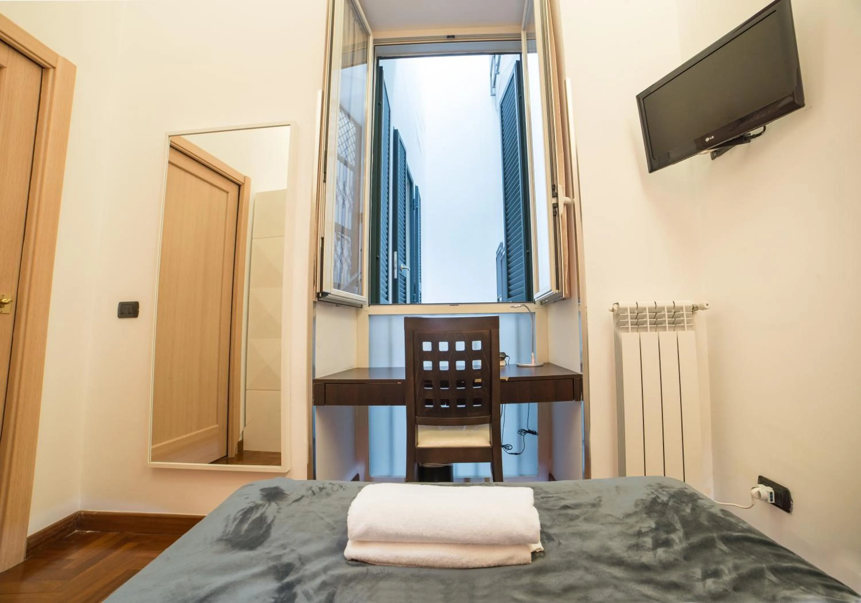 Inner courtyard view, Bed in B&B Chiaia 32