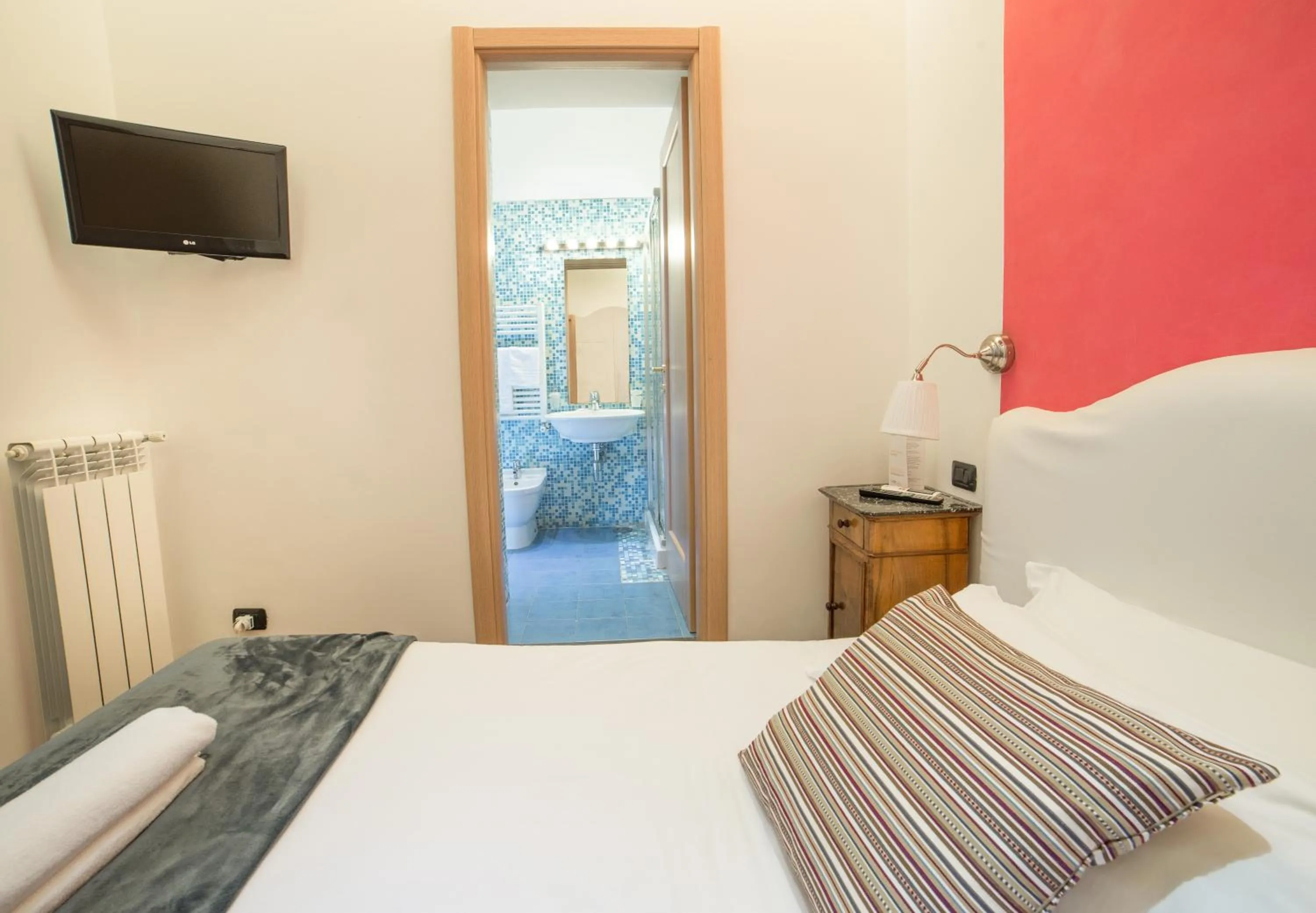 Bathroom, Bed in B&B Chiaia 32