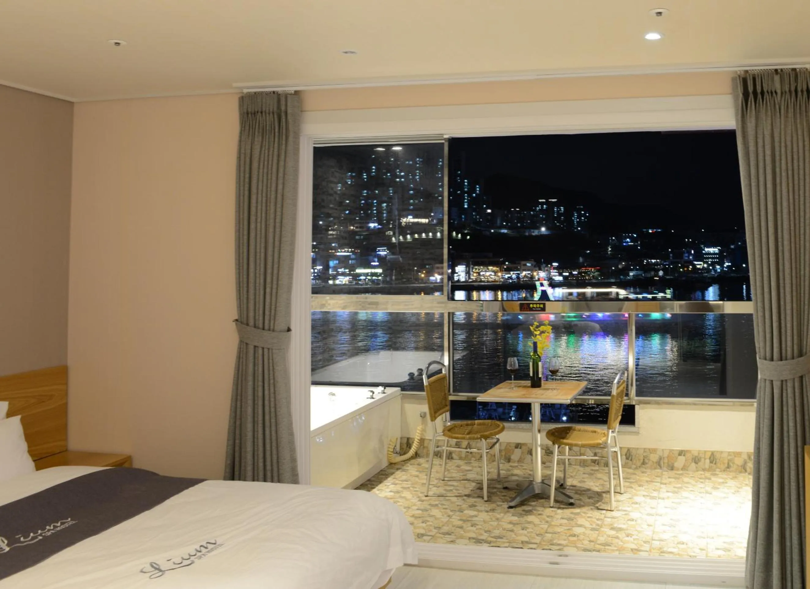 Living room, Bed in Lium Spa Hostel