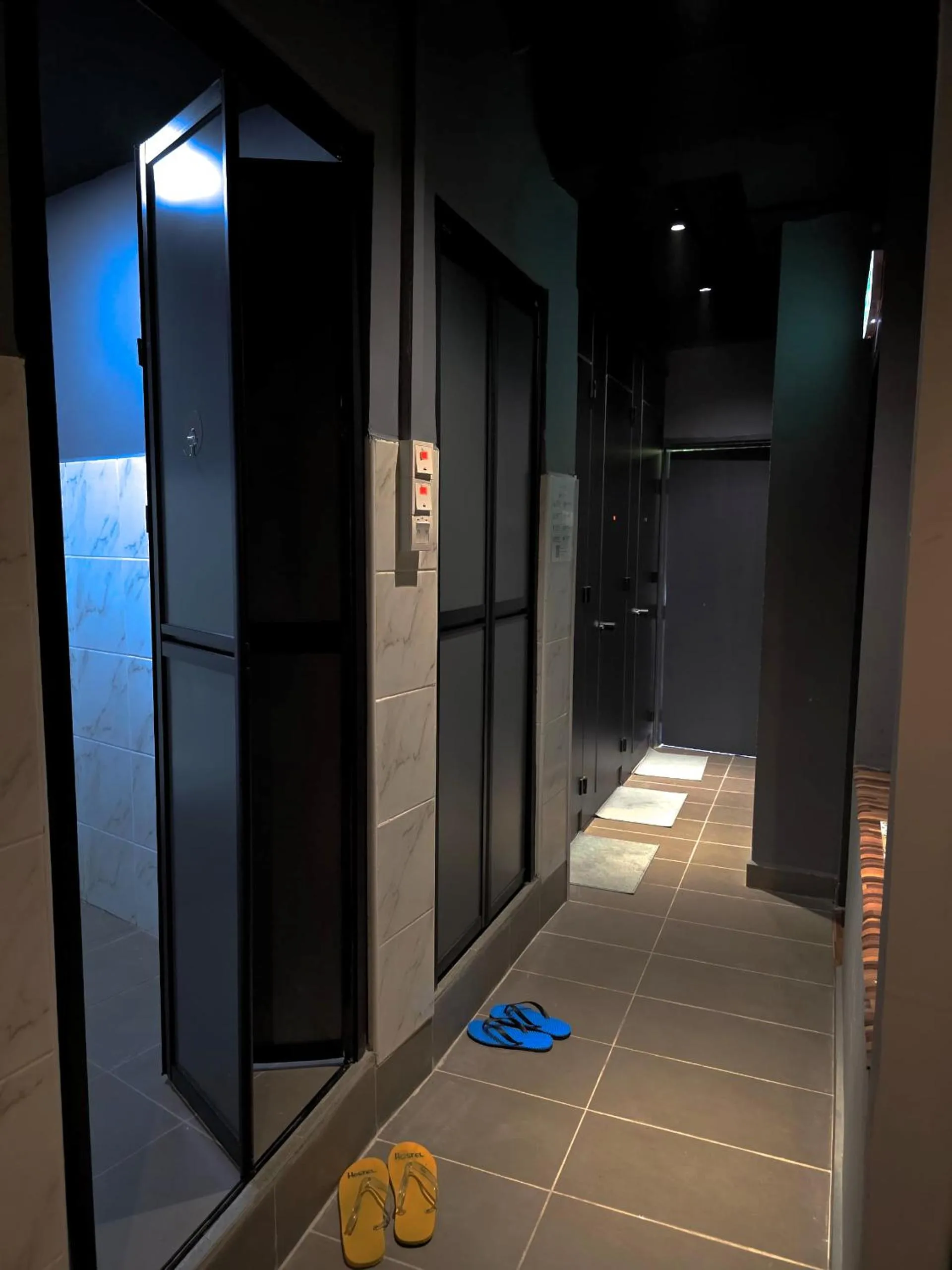 Shower in Travelogue Guest House