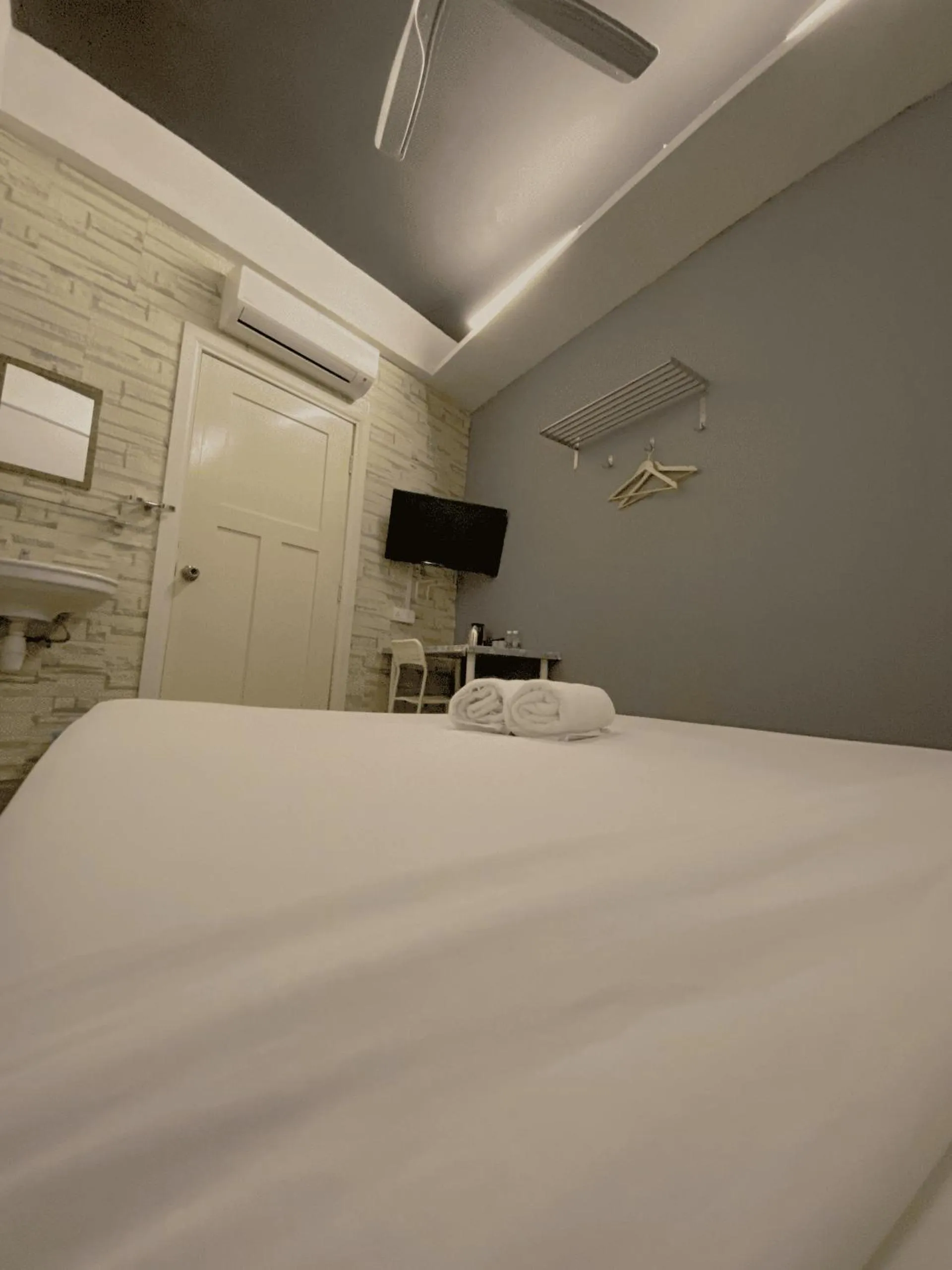 Bed in Travelogue Guest House