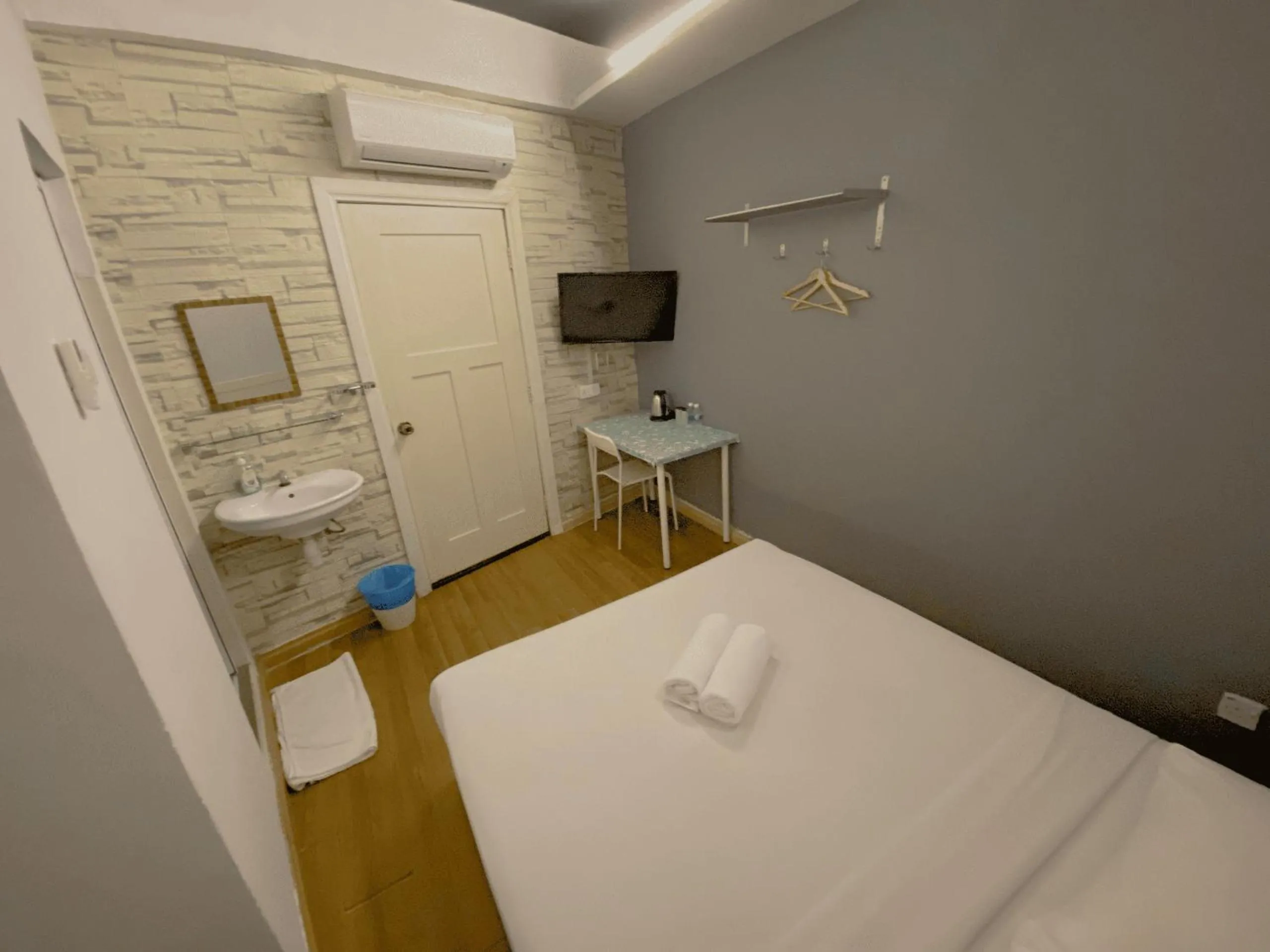 Bed in Travelogue Guest House