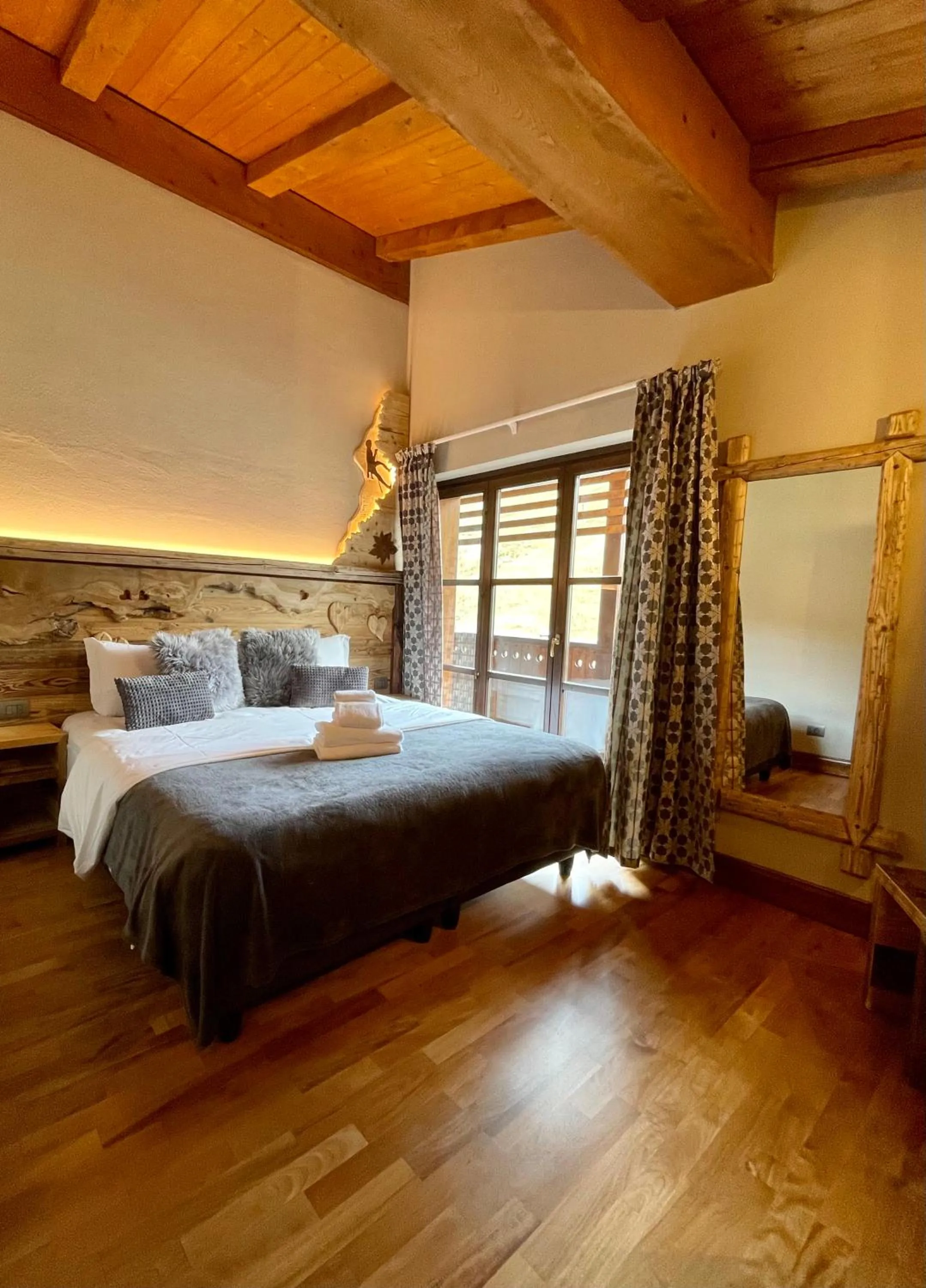 Bed in Chalet Hotel Dragon