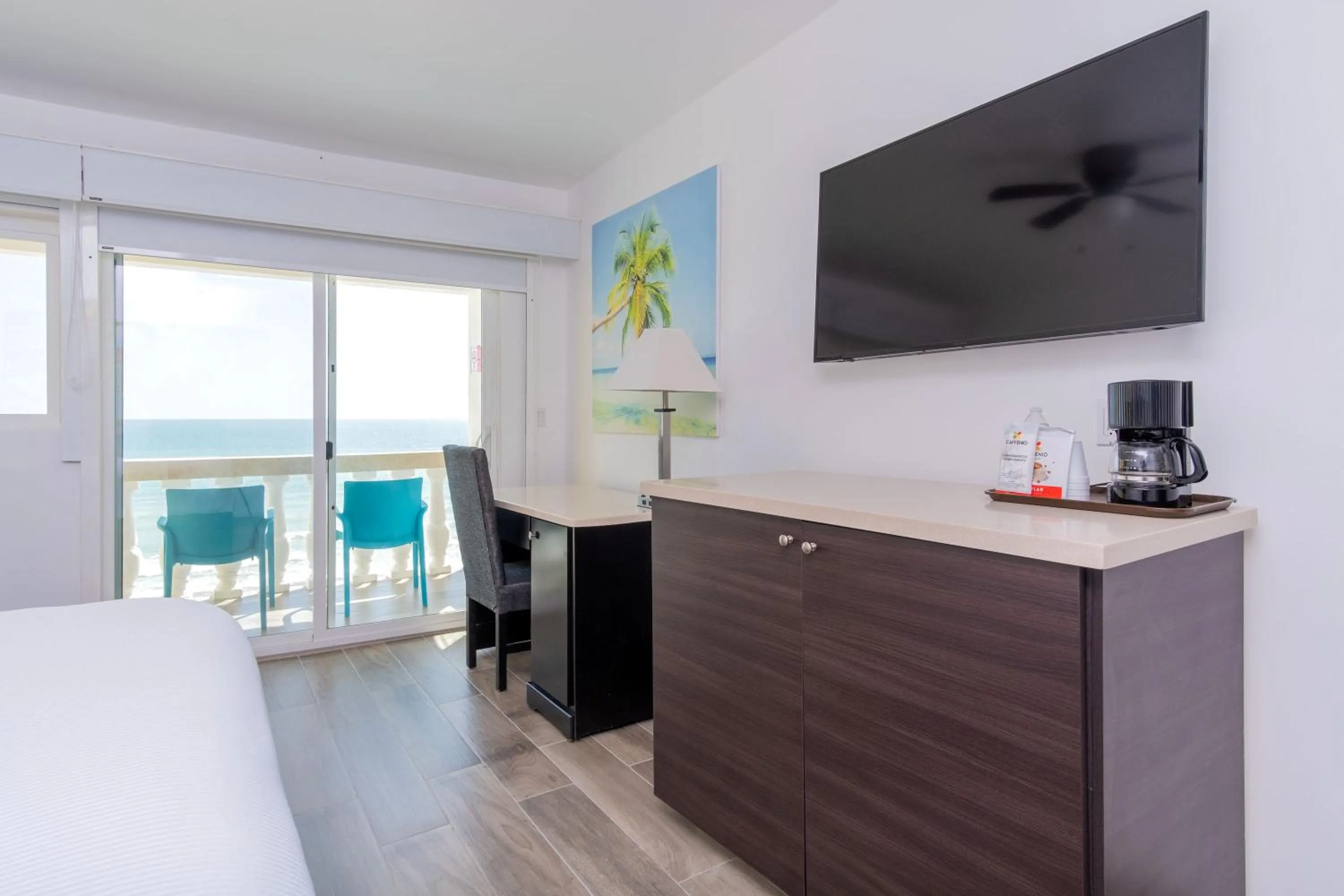 Living room, Bed in Hotel Playa Bonita Resort