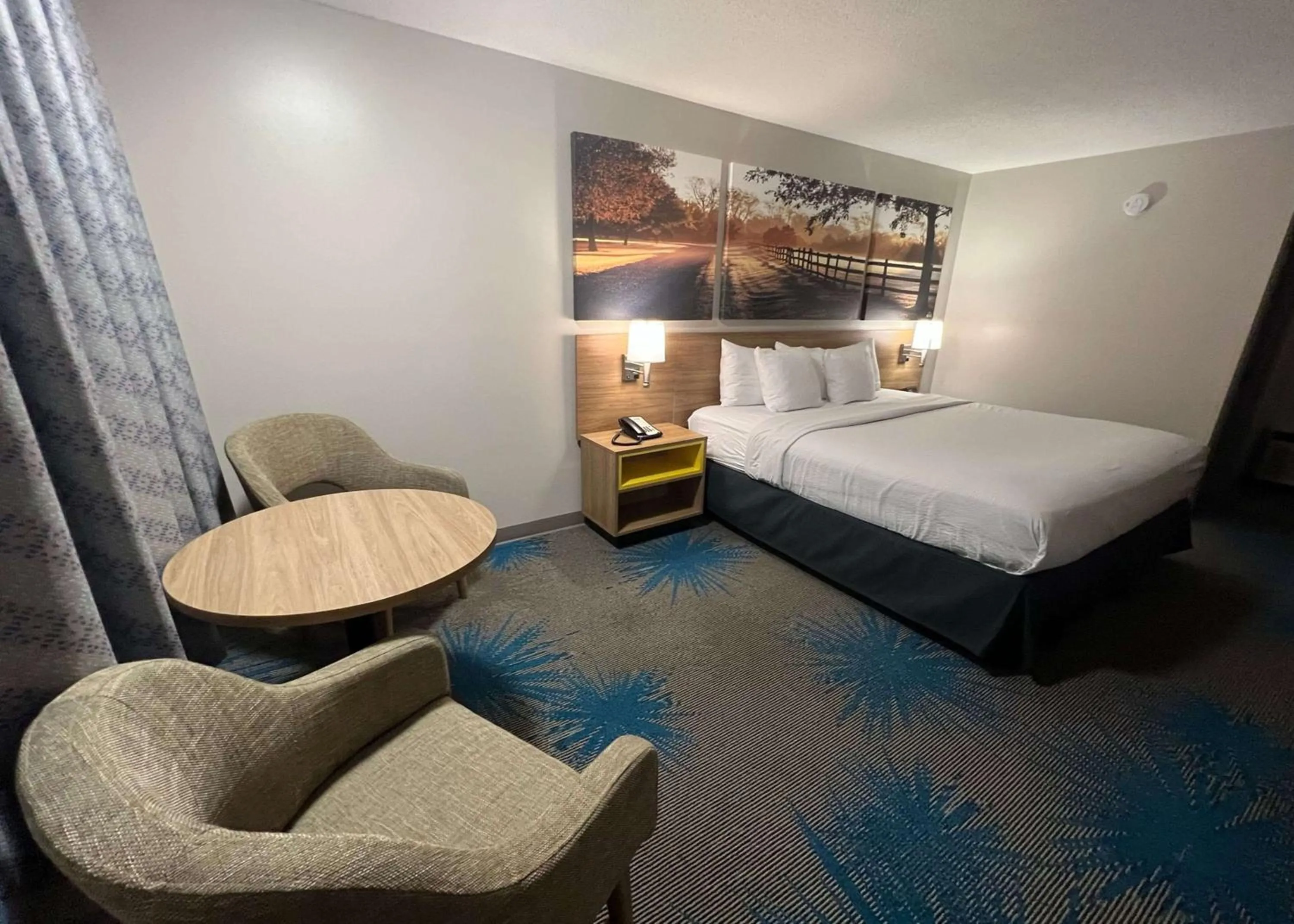 Photo of the whole room, Bed in Days Inn by Wyndham Valdosta I-75