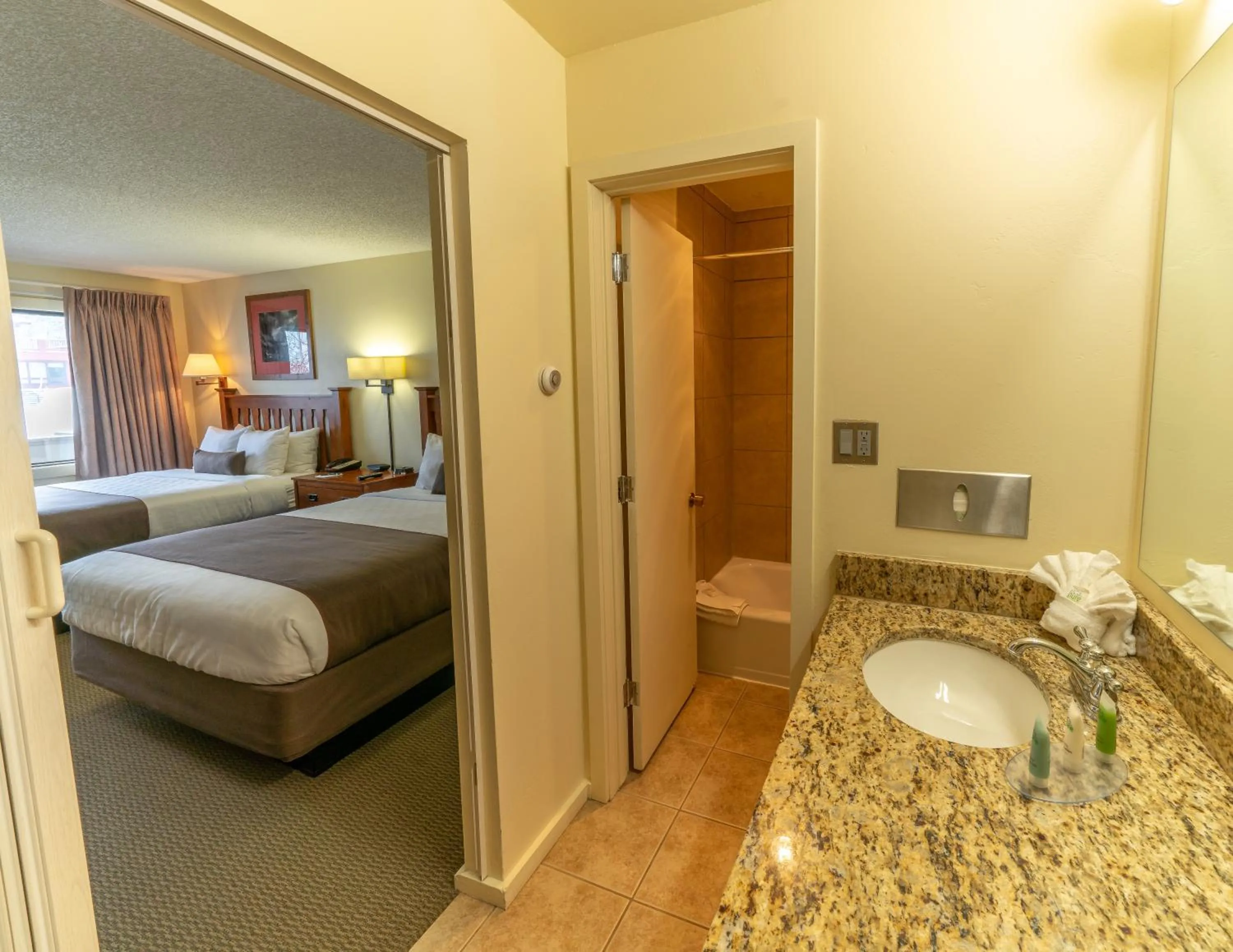 Bathroom, Bed in Pokolodi Lodge