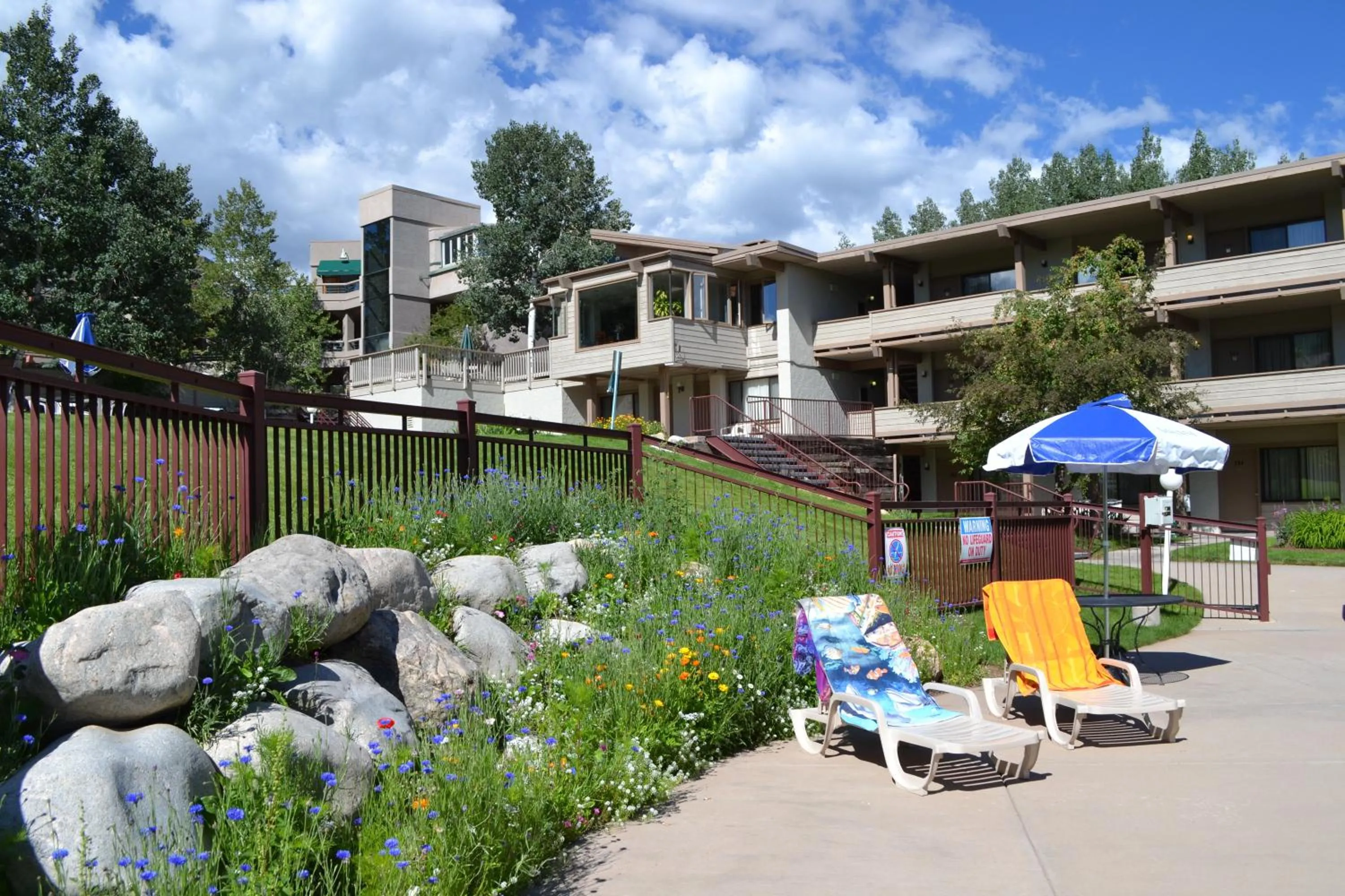 Facade/entrance in Pokolodi Lodge