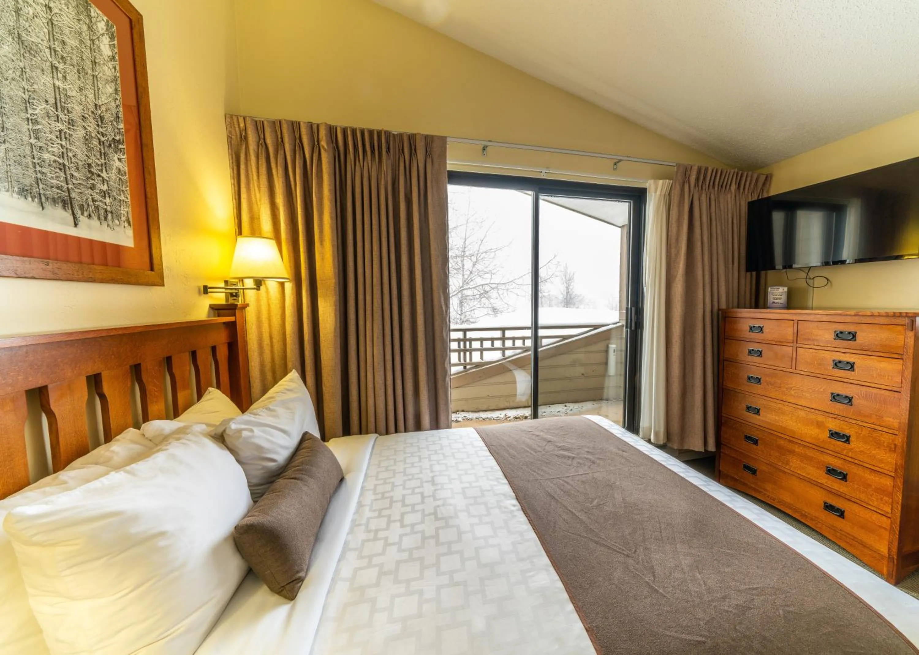 Bed in Pokolodi Lodge