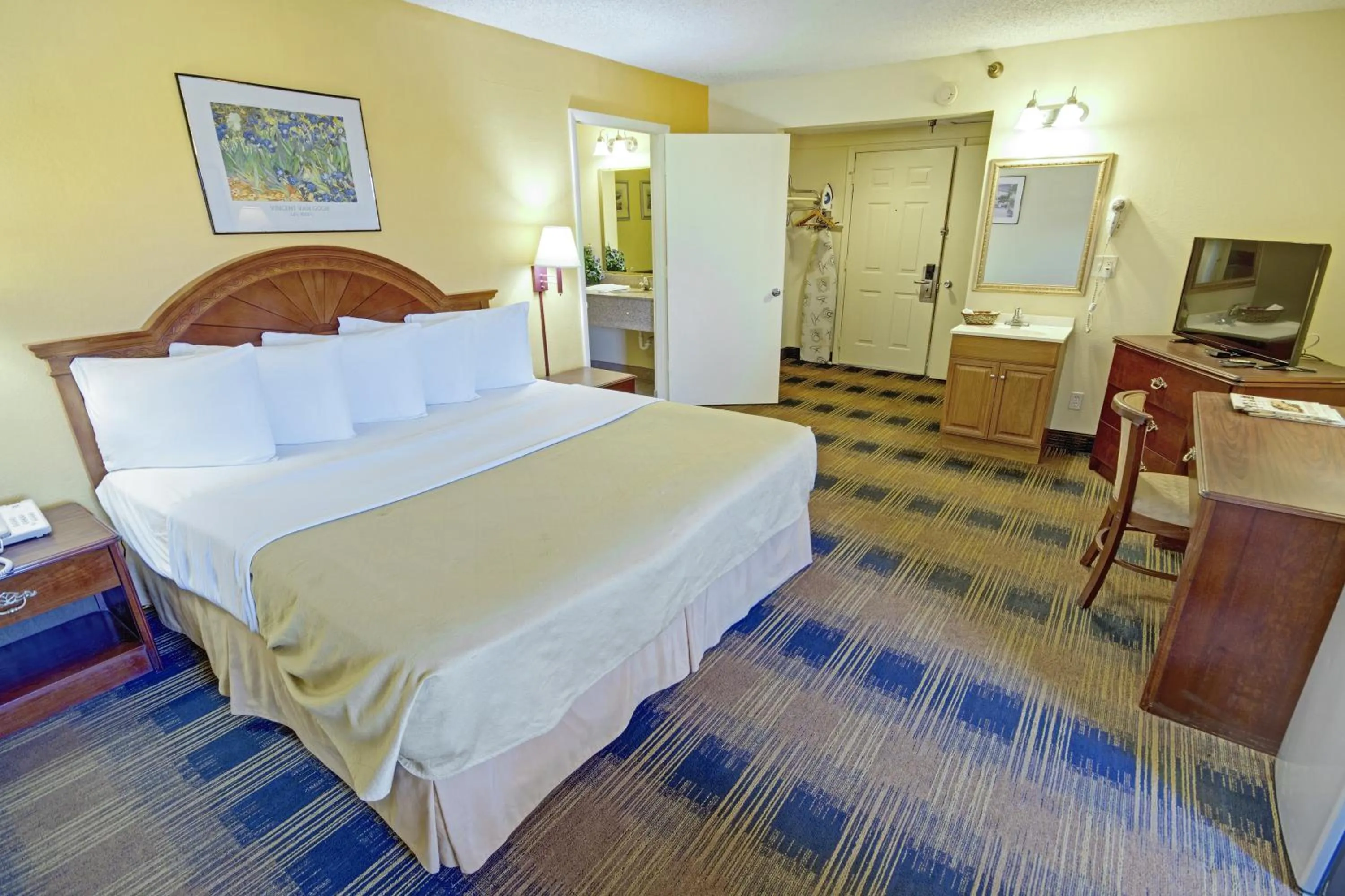 Photo of the whole room, Bed in St. Augustine Island Inn