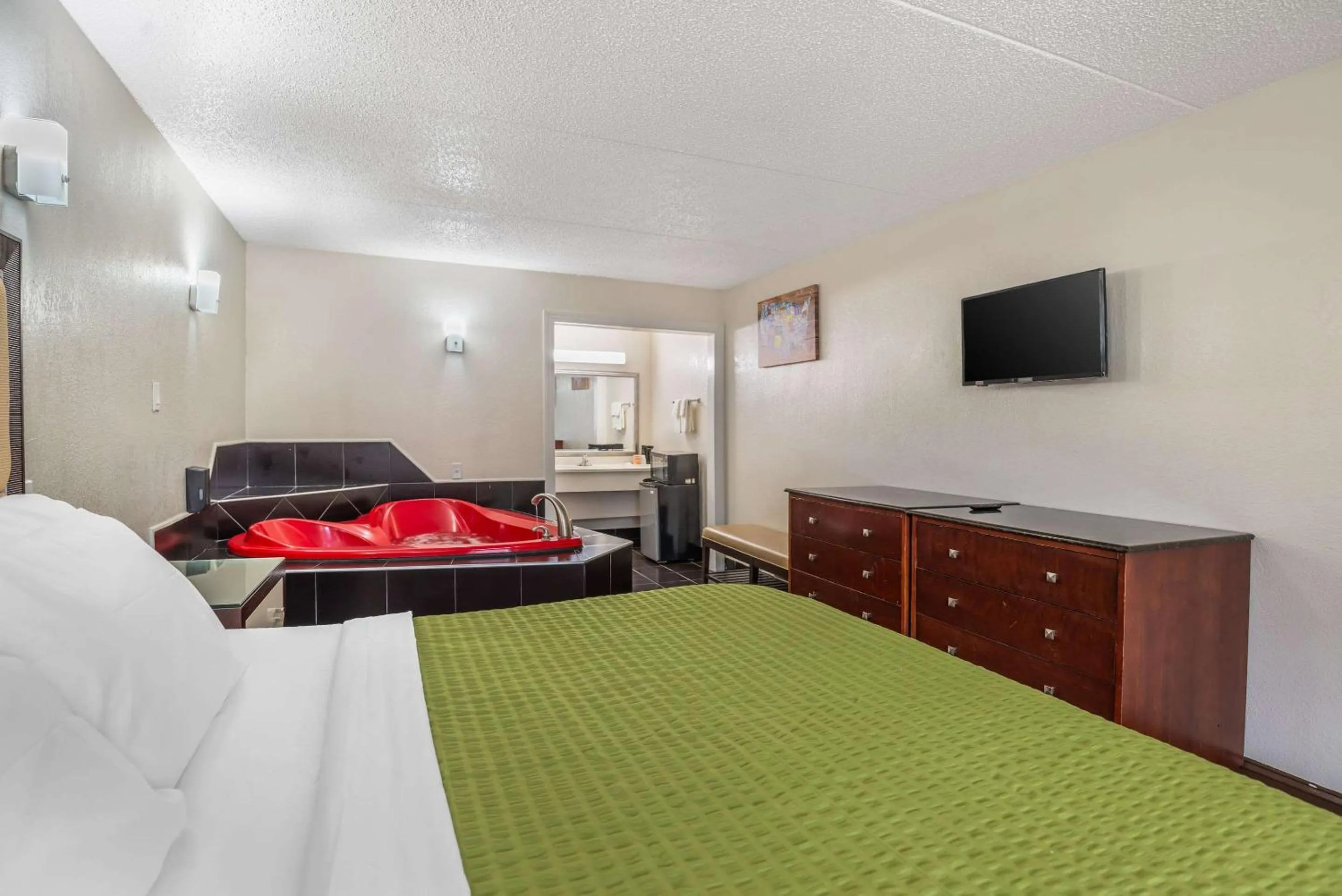 Bedroom, Bed in Econo Lodge Richmond-North Chesterfield