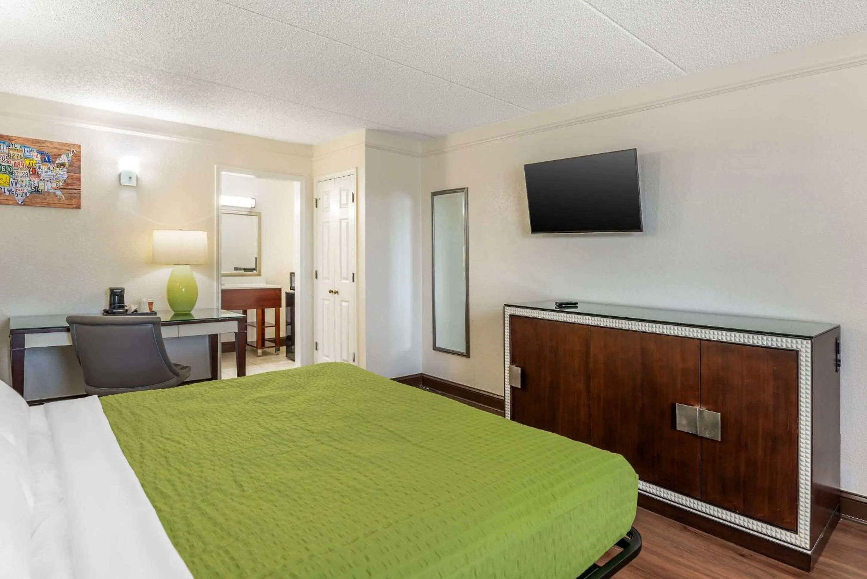 Bedroom, Bed in Econo Lodge Richmond-North Chesterfield