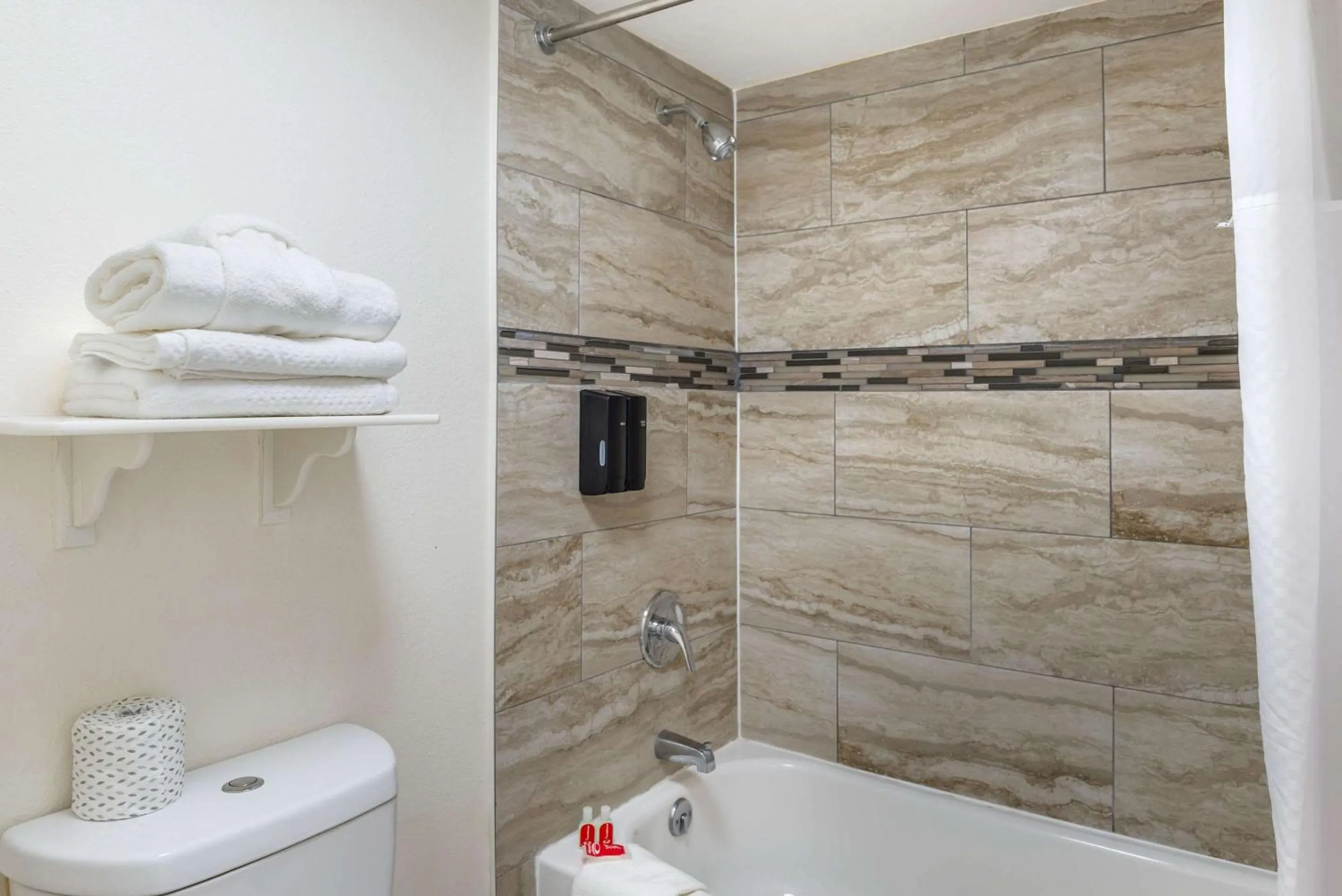 Bedroom in Econo Lodge Richmond-North Chesterfield