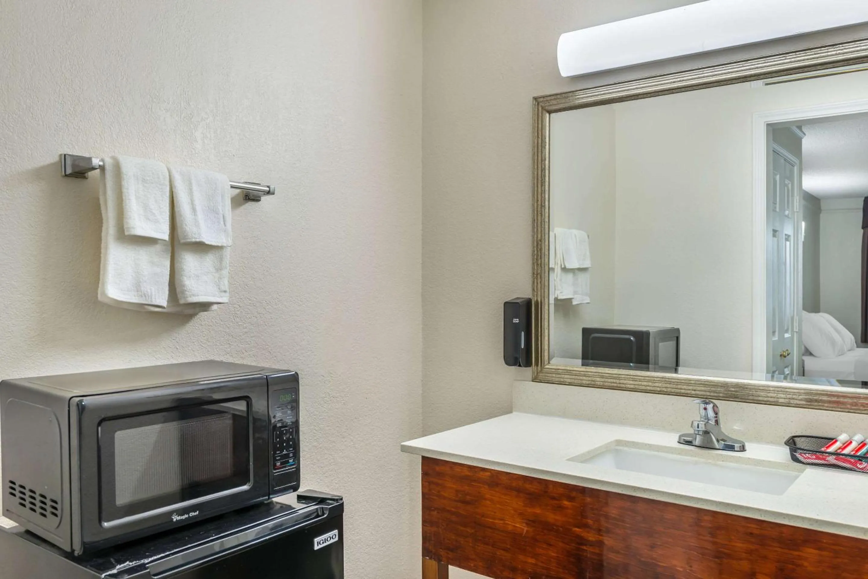 Bedroom in Econo Lodge Richmond-North Chesterfield