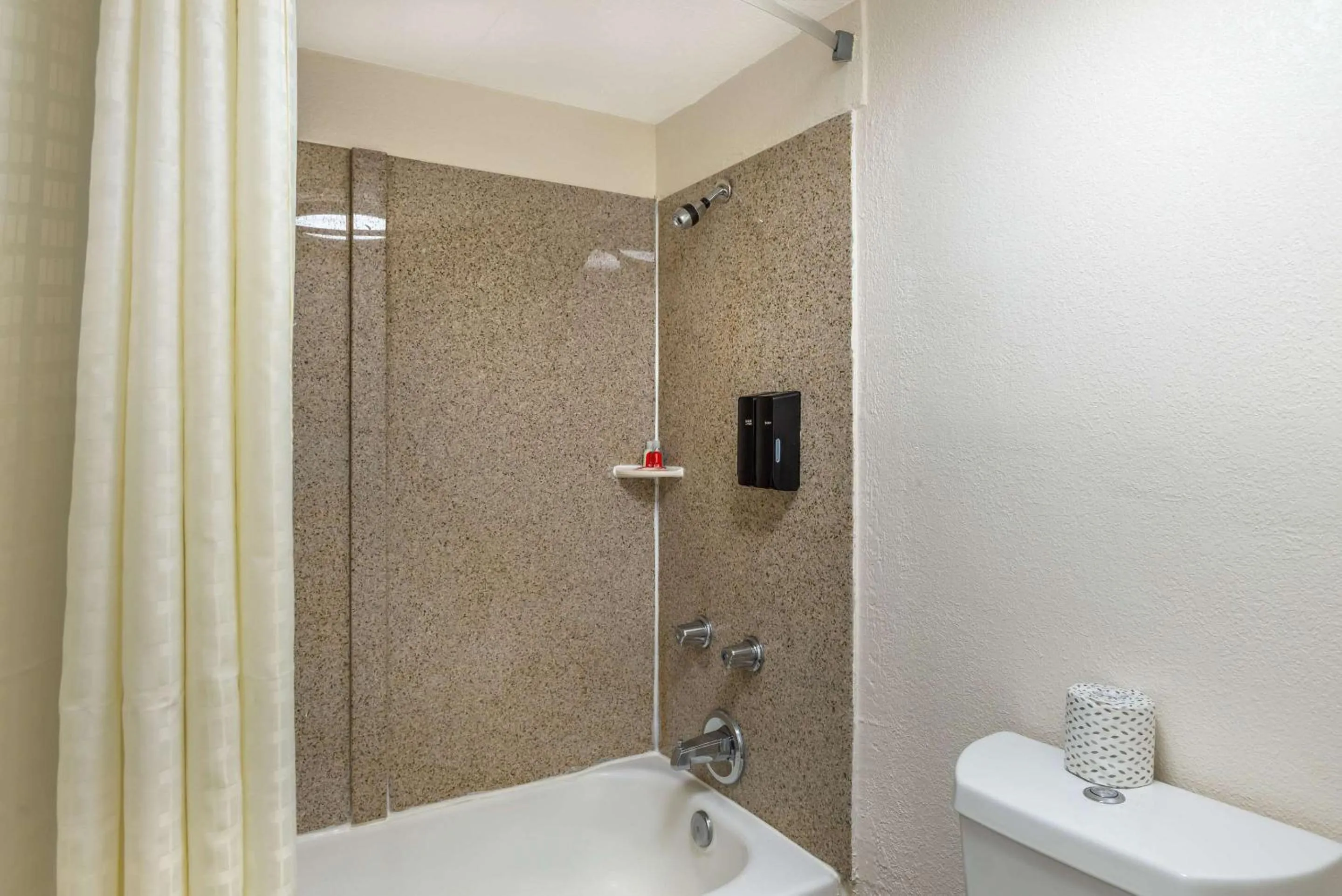 Bedroom in Econo Lodge Richmond-North Chesterfield