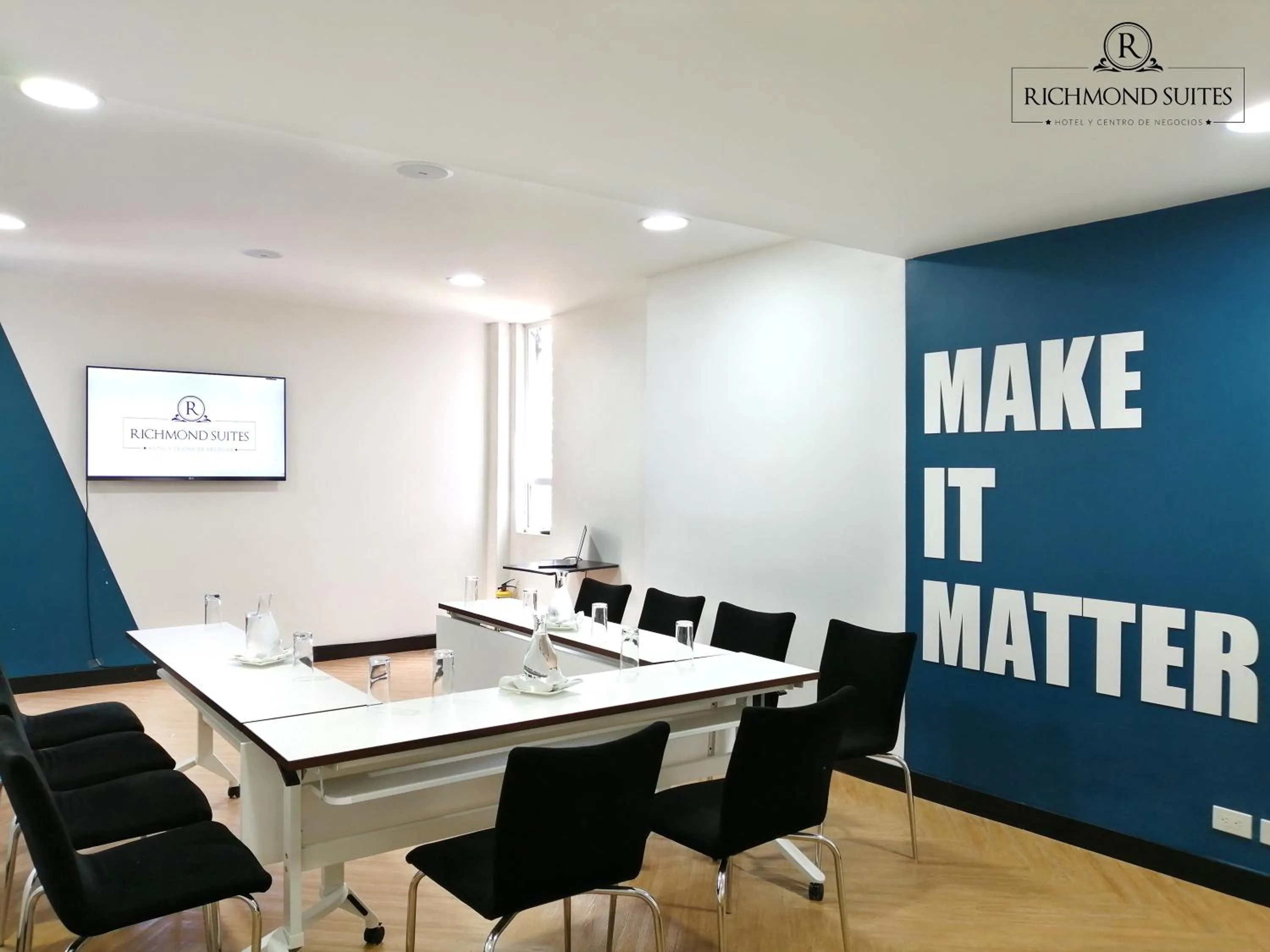 Meeting/conference room in Richmond Suites Hotel