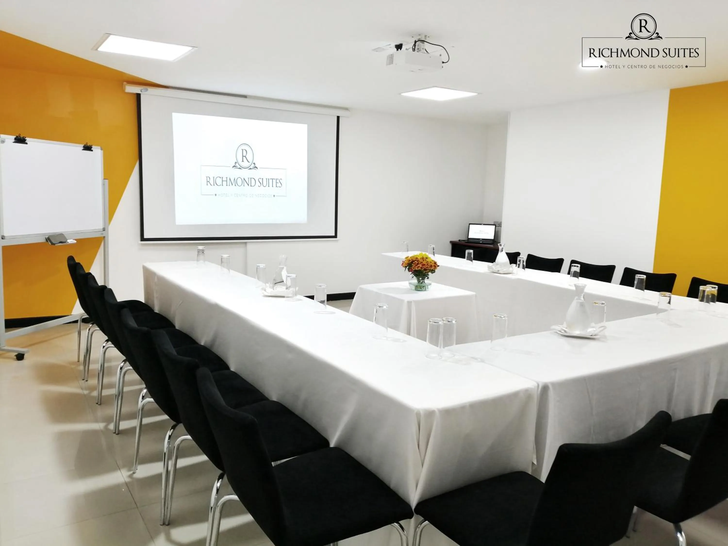 Meeting/conference room in Richmond Suites Hotel