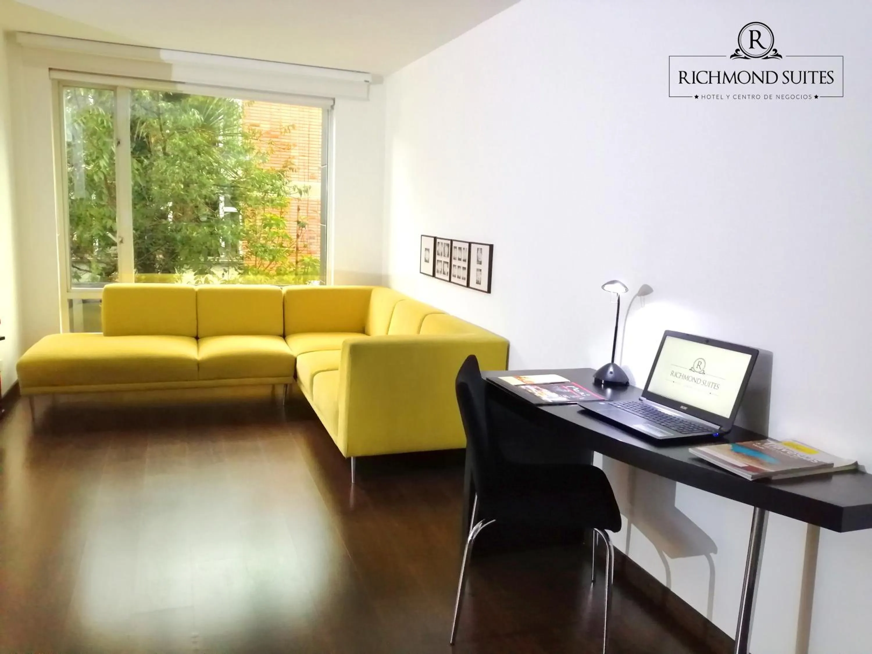 Living room in Richmond Suites Hotel