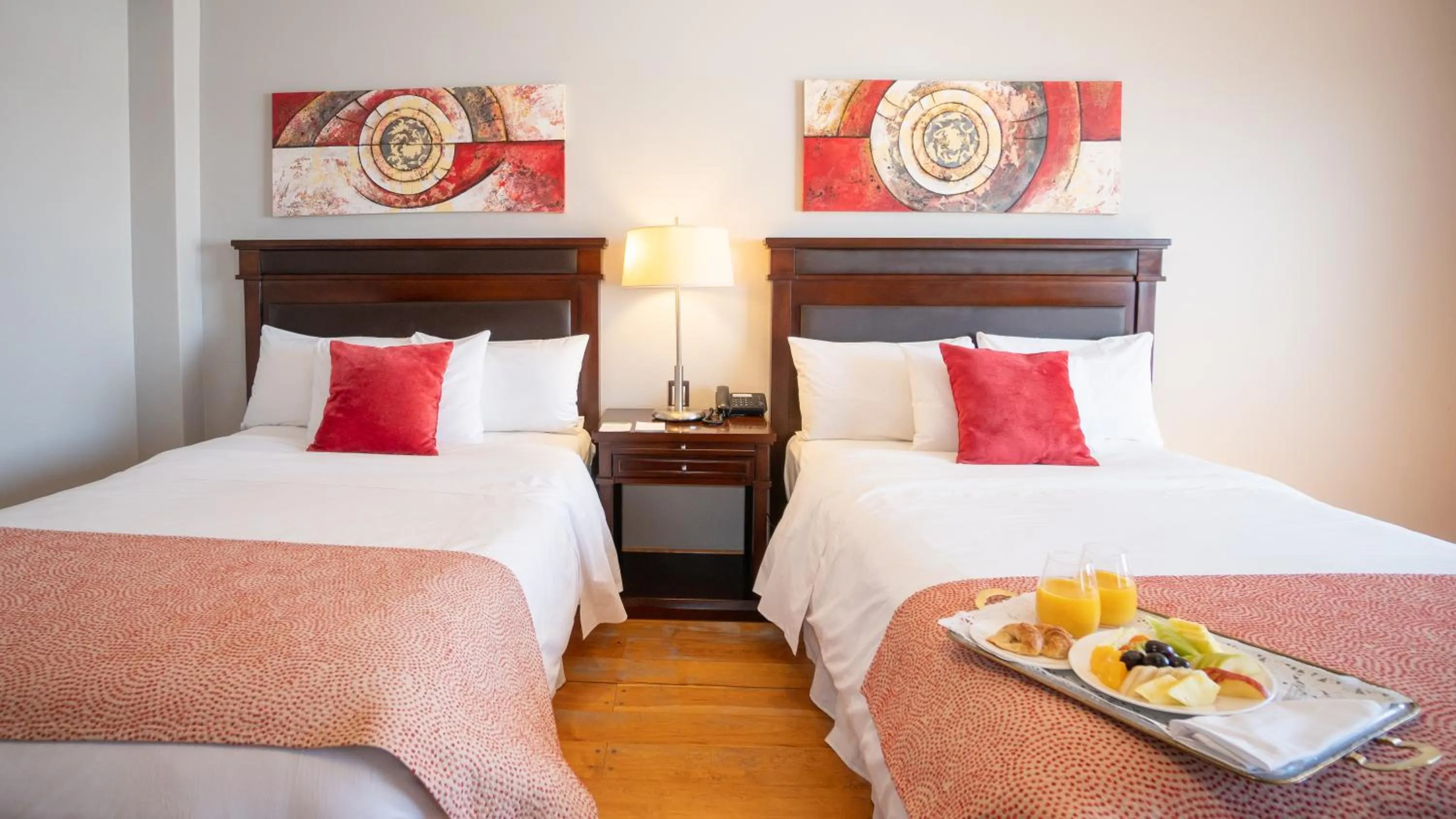 Bed in Alma Del Lago Suites & Spa