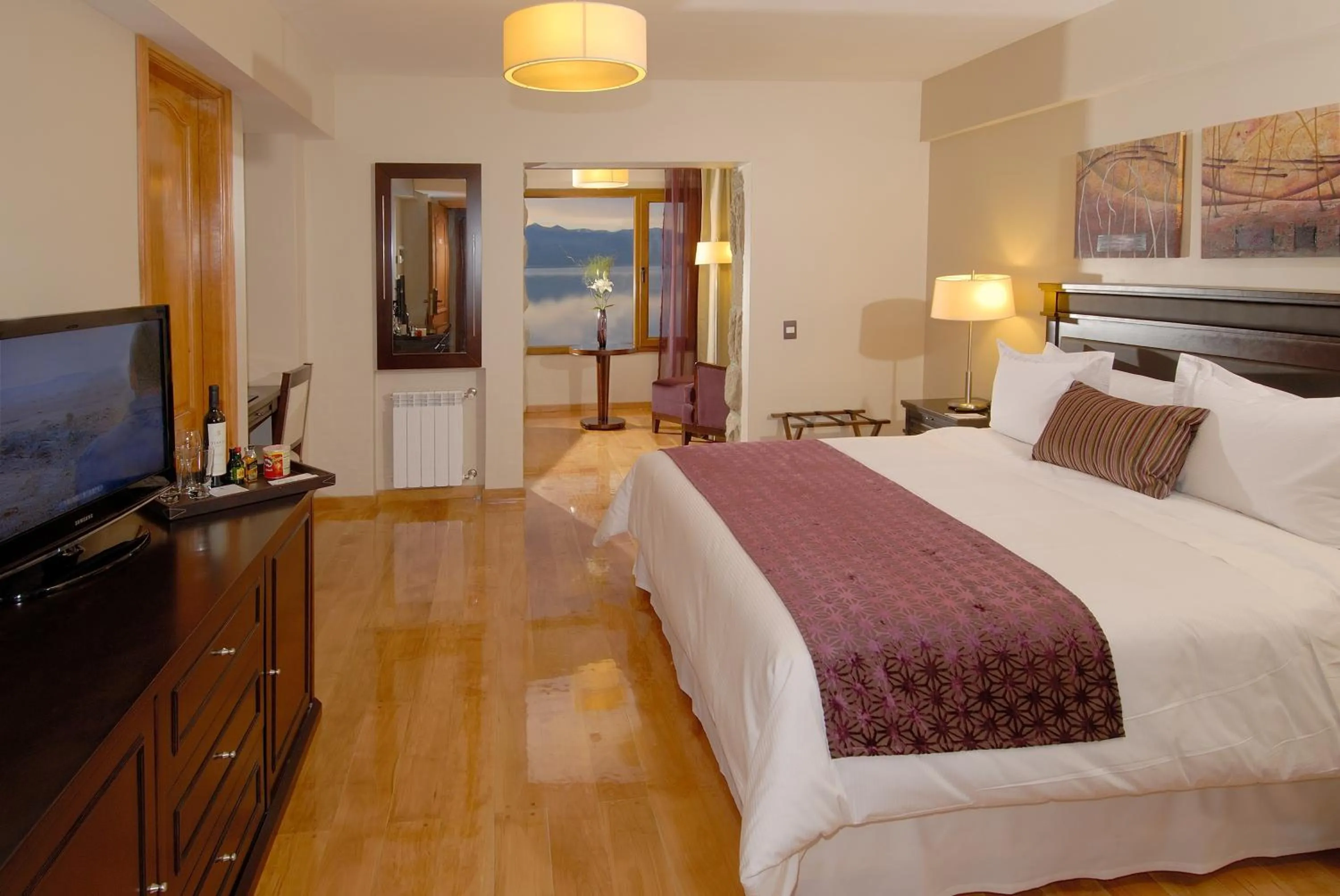 Photo of the whole room, Bed in Alma Del Lago Suites & Spa