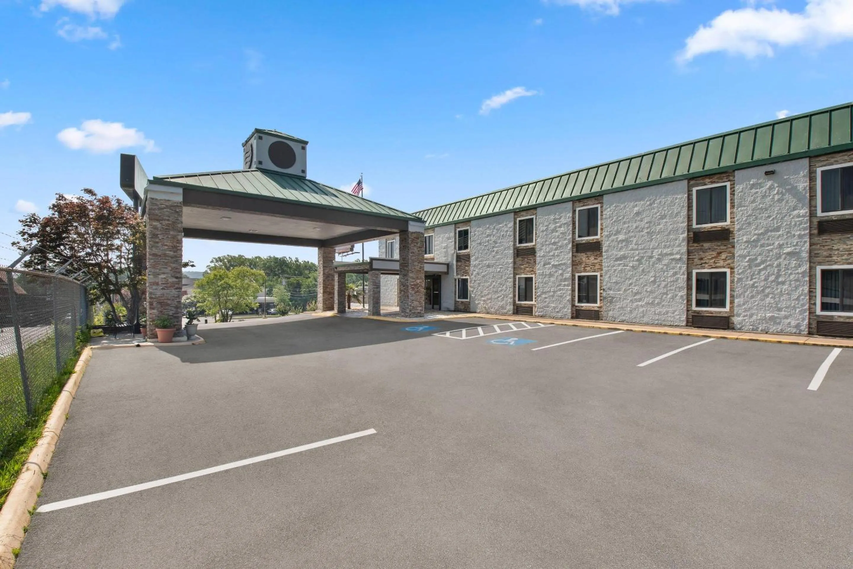 Property building in Quality Inn Hixson-Chattanooga