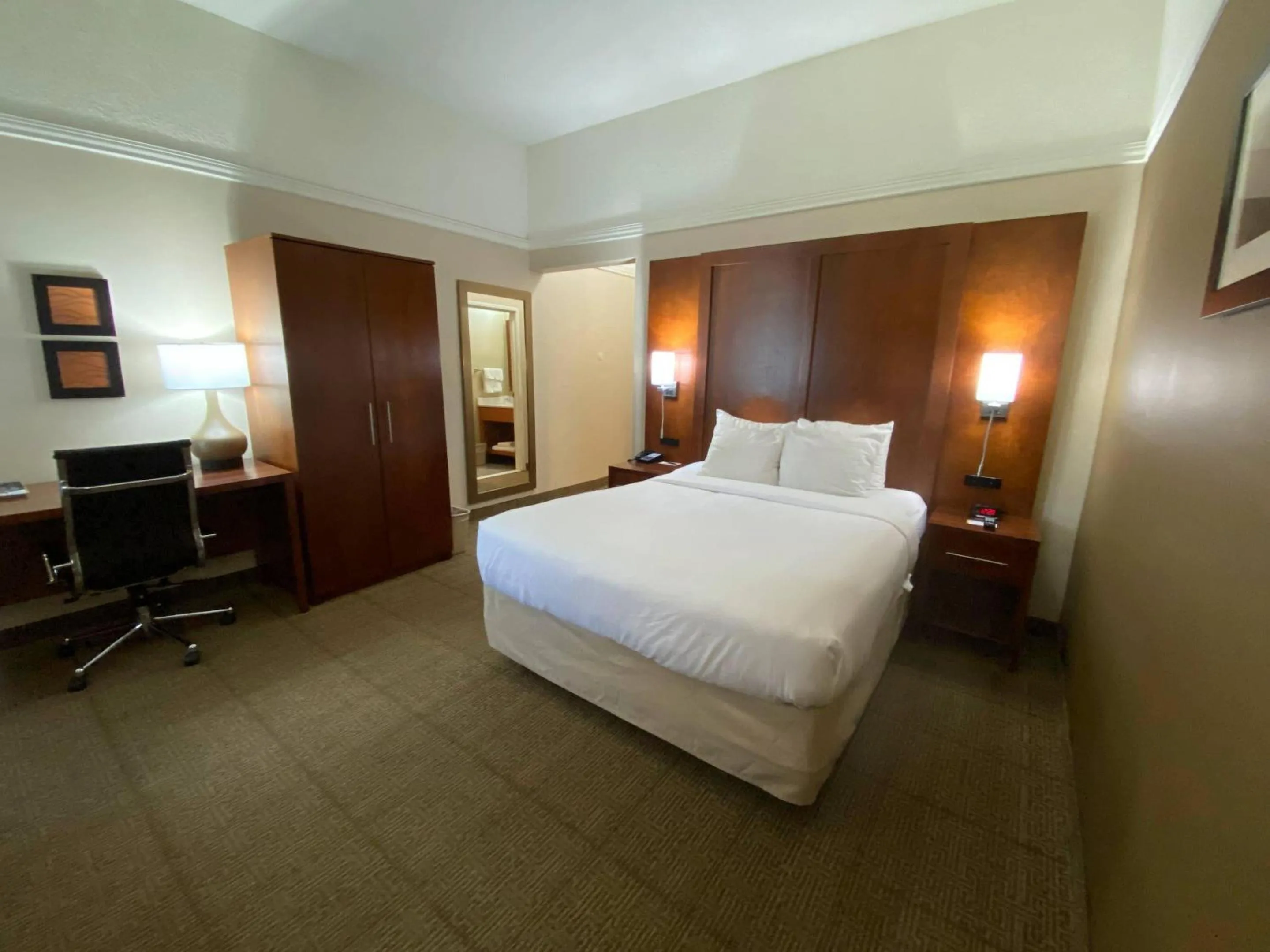 Bedroom, Bed in Comfort Inn Rutland - Killington