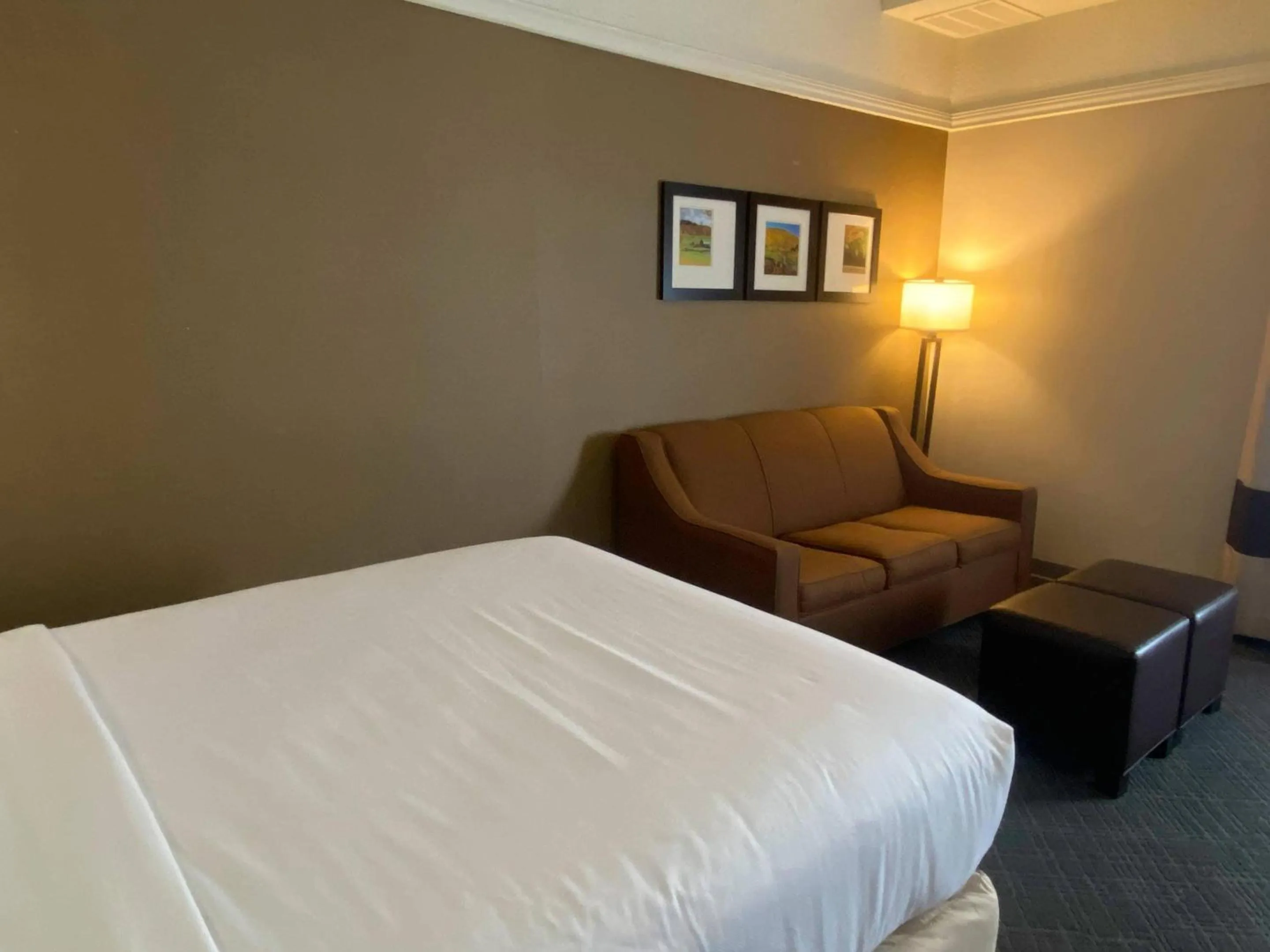 Bedroom, Bed in Comfort Inn Rutland - Killington