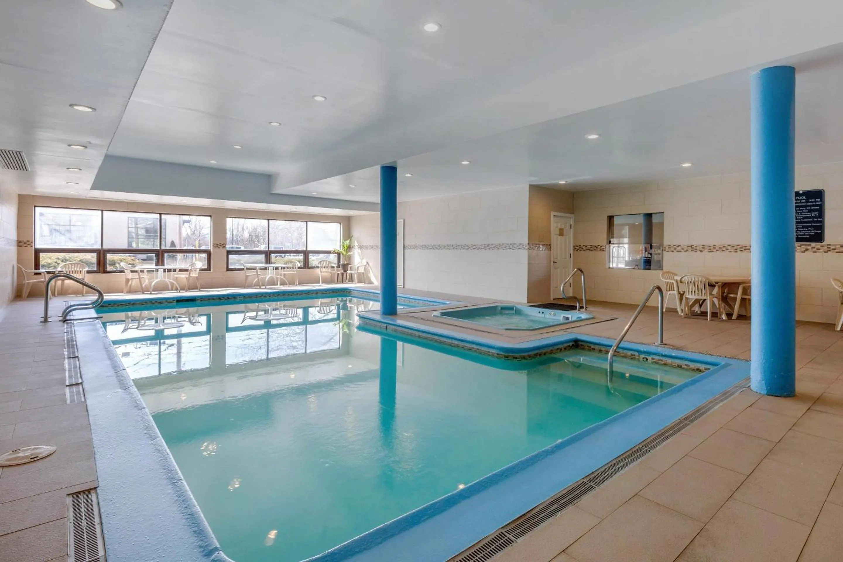 Swimming pool in Comfort Inn Rutland - Killington