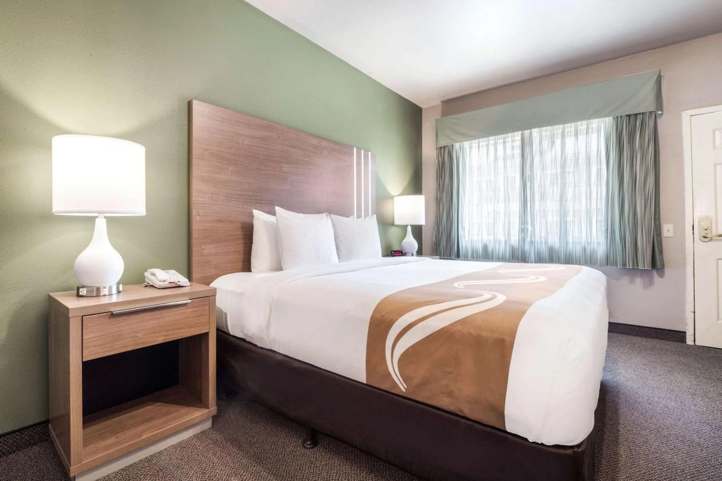 Photo of the whole room, Bed in Quality Inn & Suites Bainbridge Island