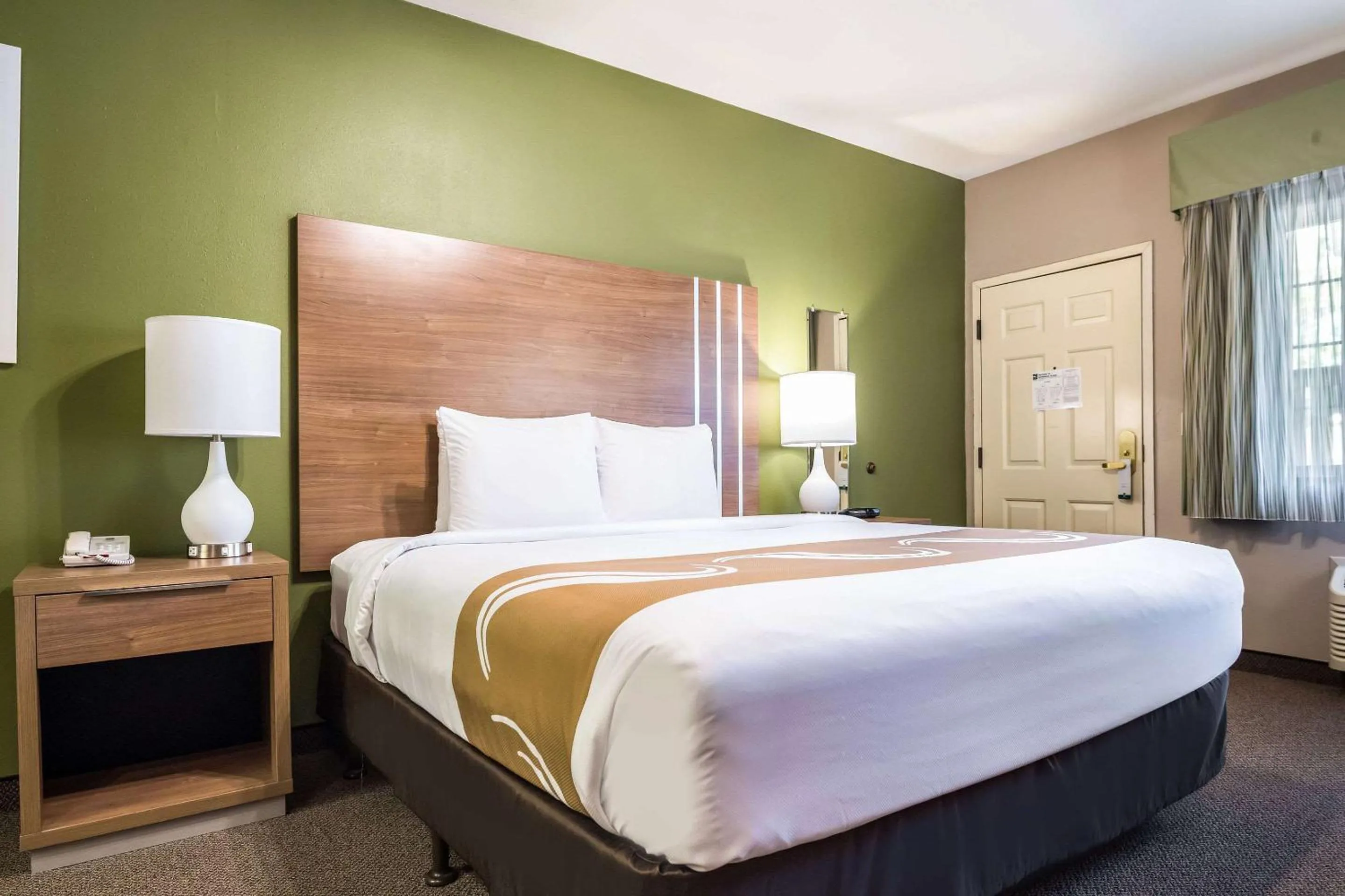 Photo of the whole room, Bed in Quality Inn & Suites Bainbridge Island