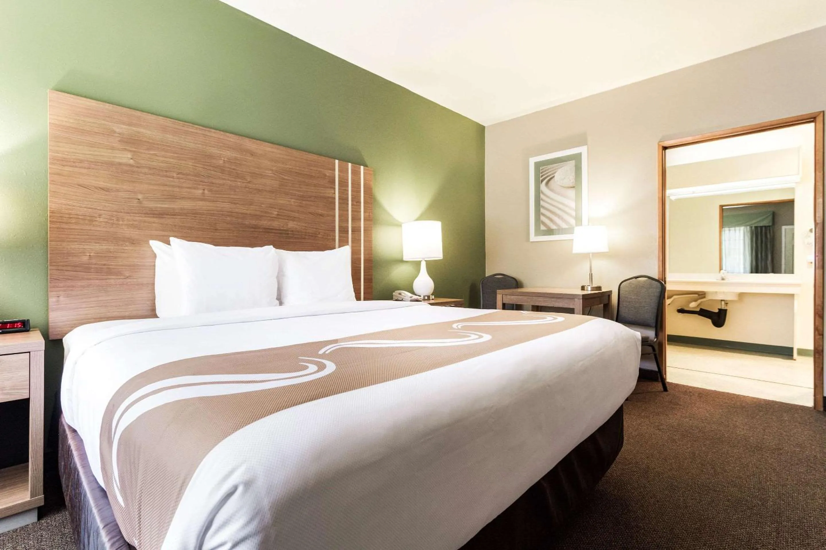 Photo of the whole room, Bed in Quality Inn & Suites Bainbridge Island