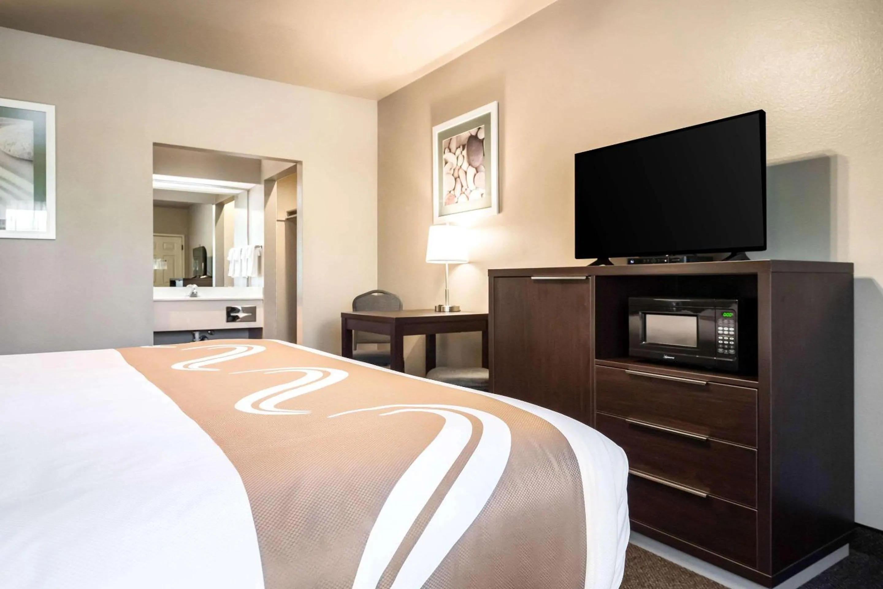 Photo of the whole room, Bed in Quality Inn & Suites Bainbridge Island