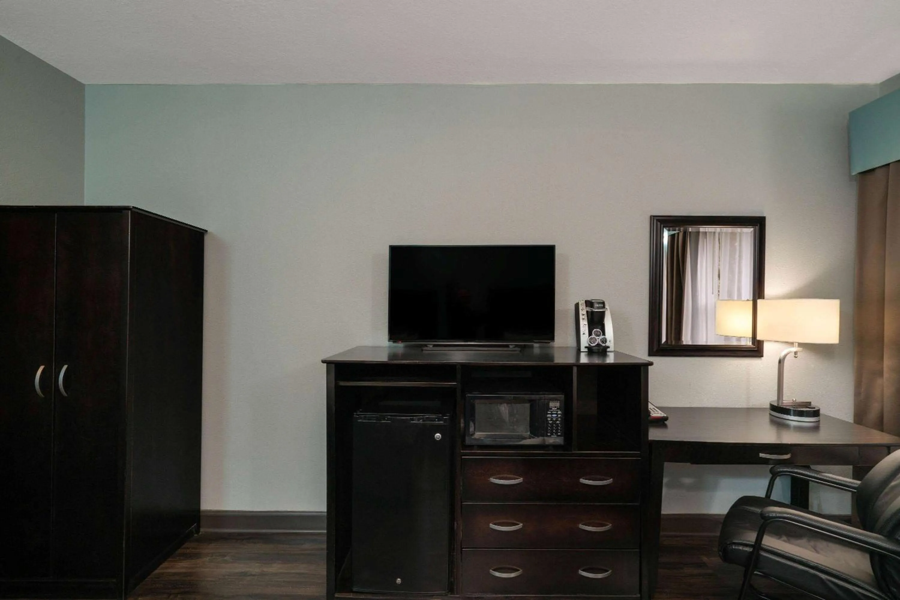 Photo of the whole room in La Quinta by Wyndham Knoxville East