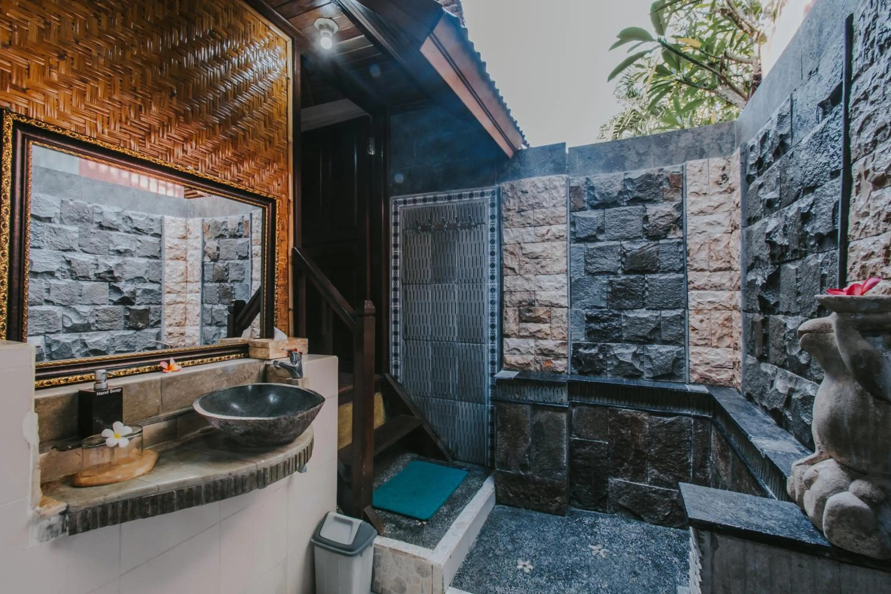 Alam Nusa Bungalow Huts & Spa