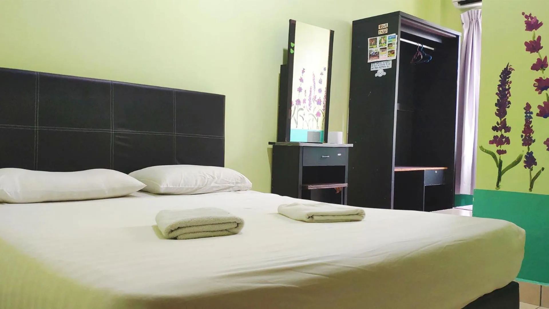 Bed in Borneo Gaya Lodge