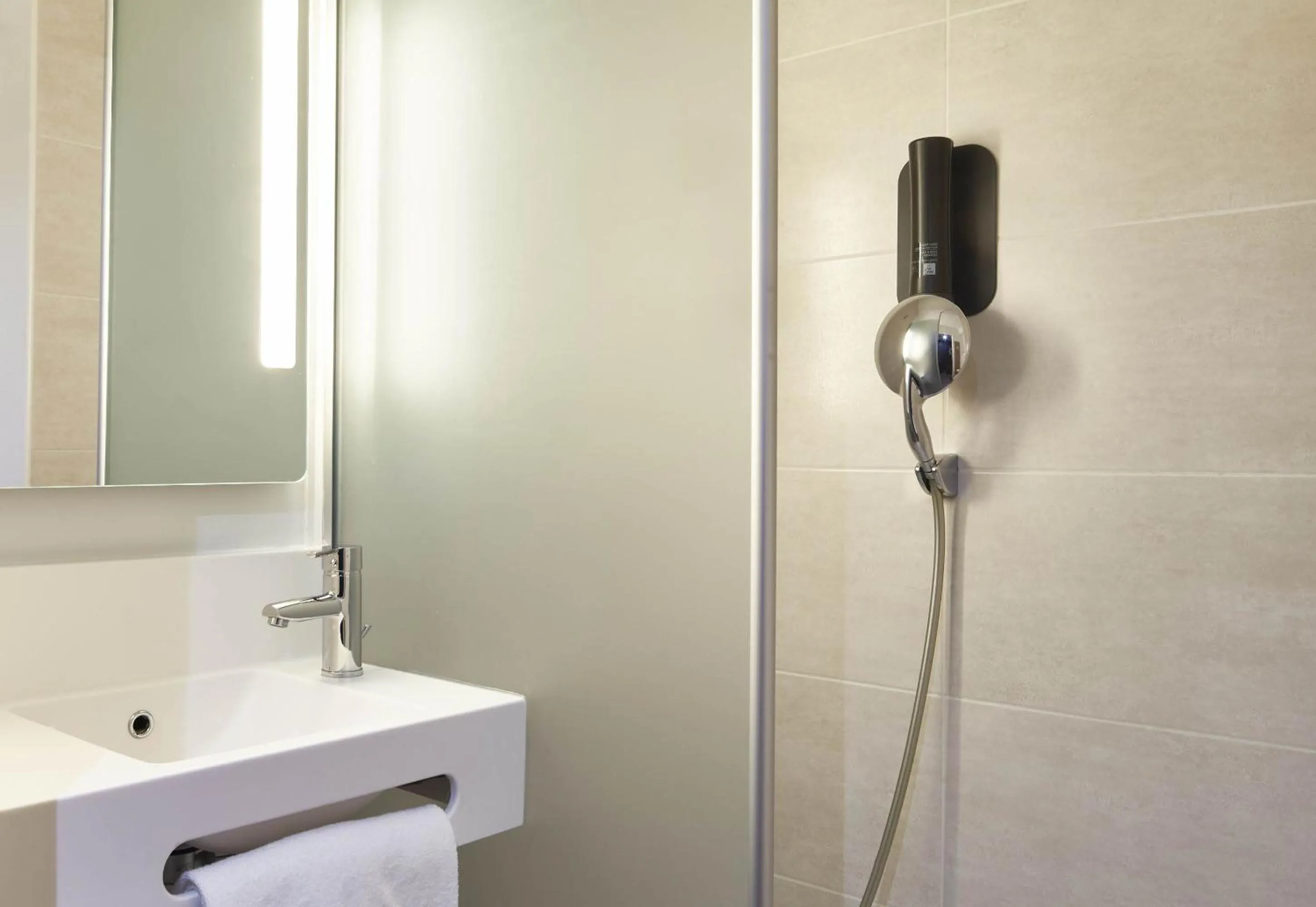 Bathroom in B&B HOTEL NANTERRE Rueil-Malmaison