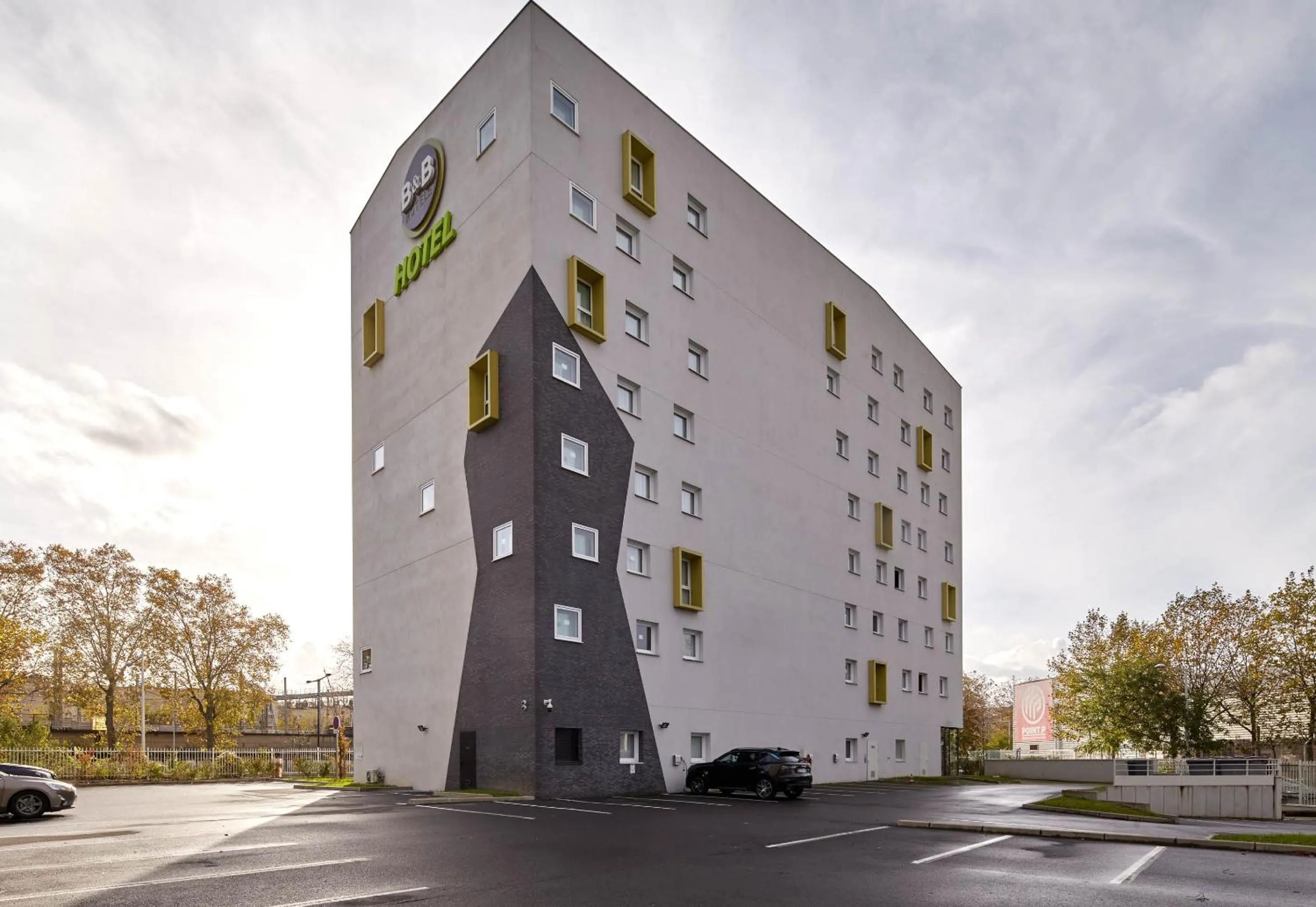 Property building in B&B HOTEL NANTERRE Rueil-Malmaison