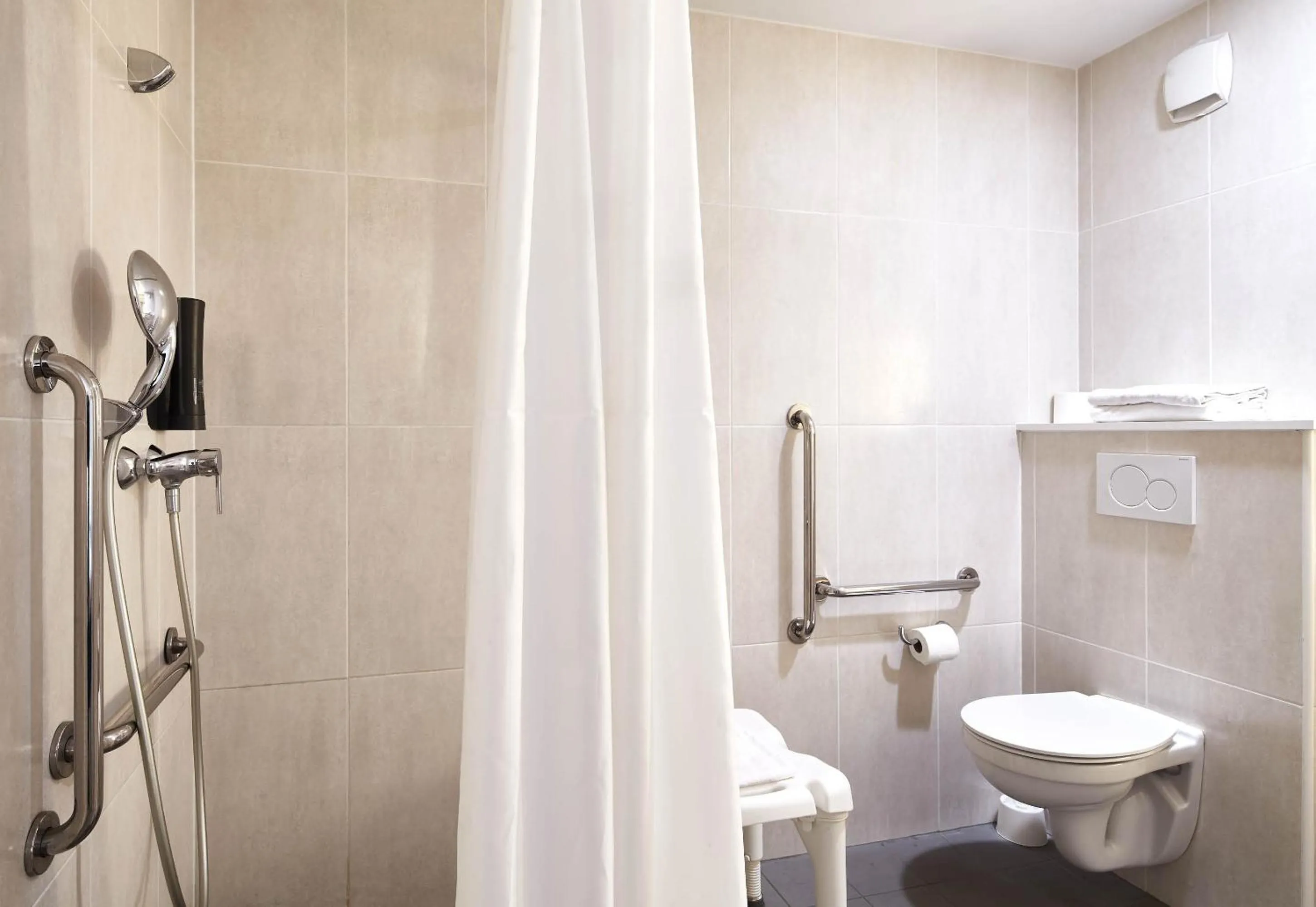 Bathroom in B&B HOTEL NANTERRE Rueil-Malmaison