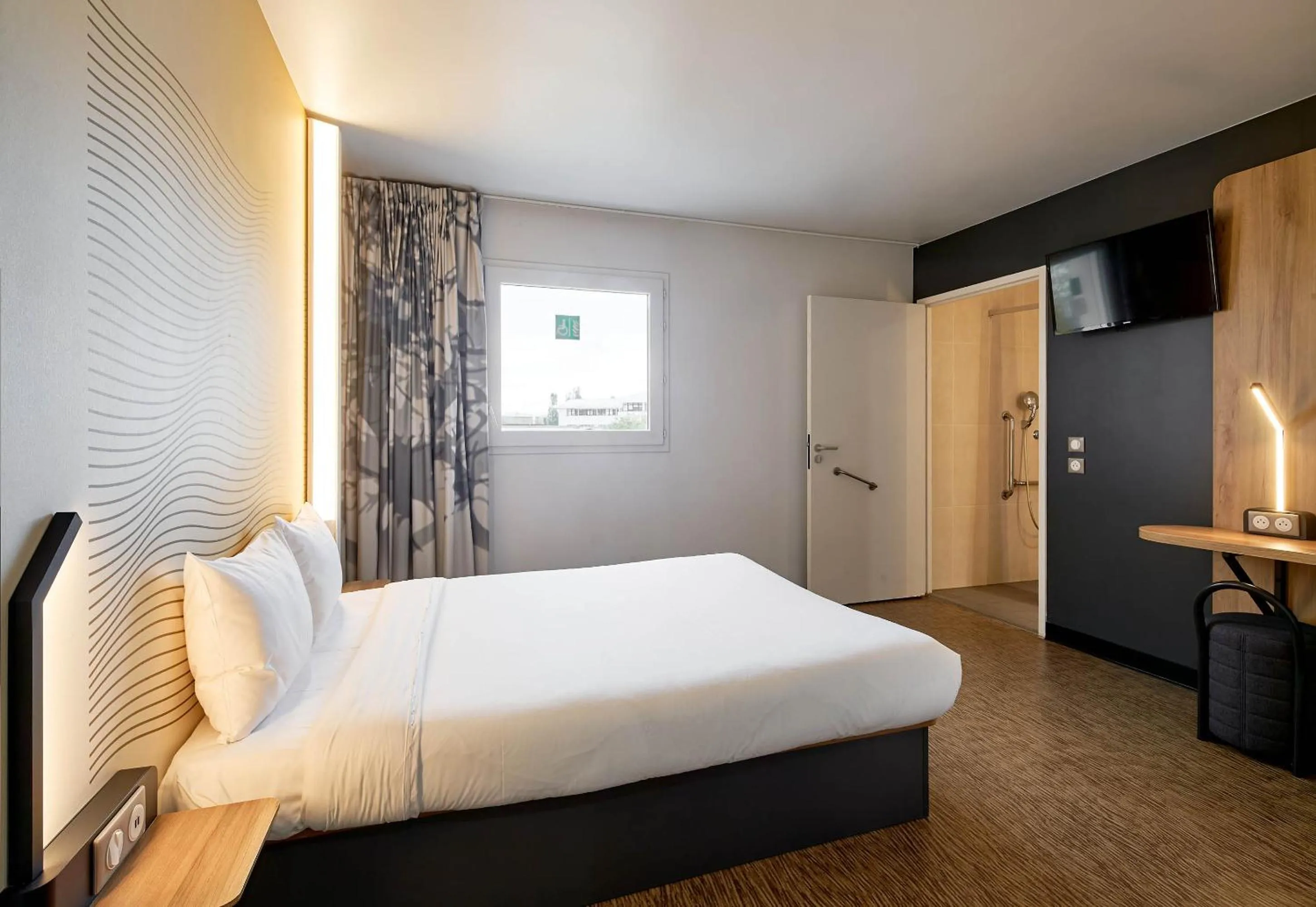 Bedroom, Bed in B&B HOTEL NANTERRE Rueil-Malmaison