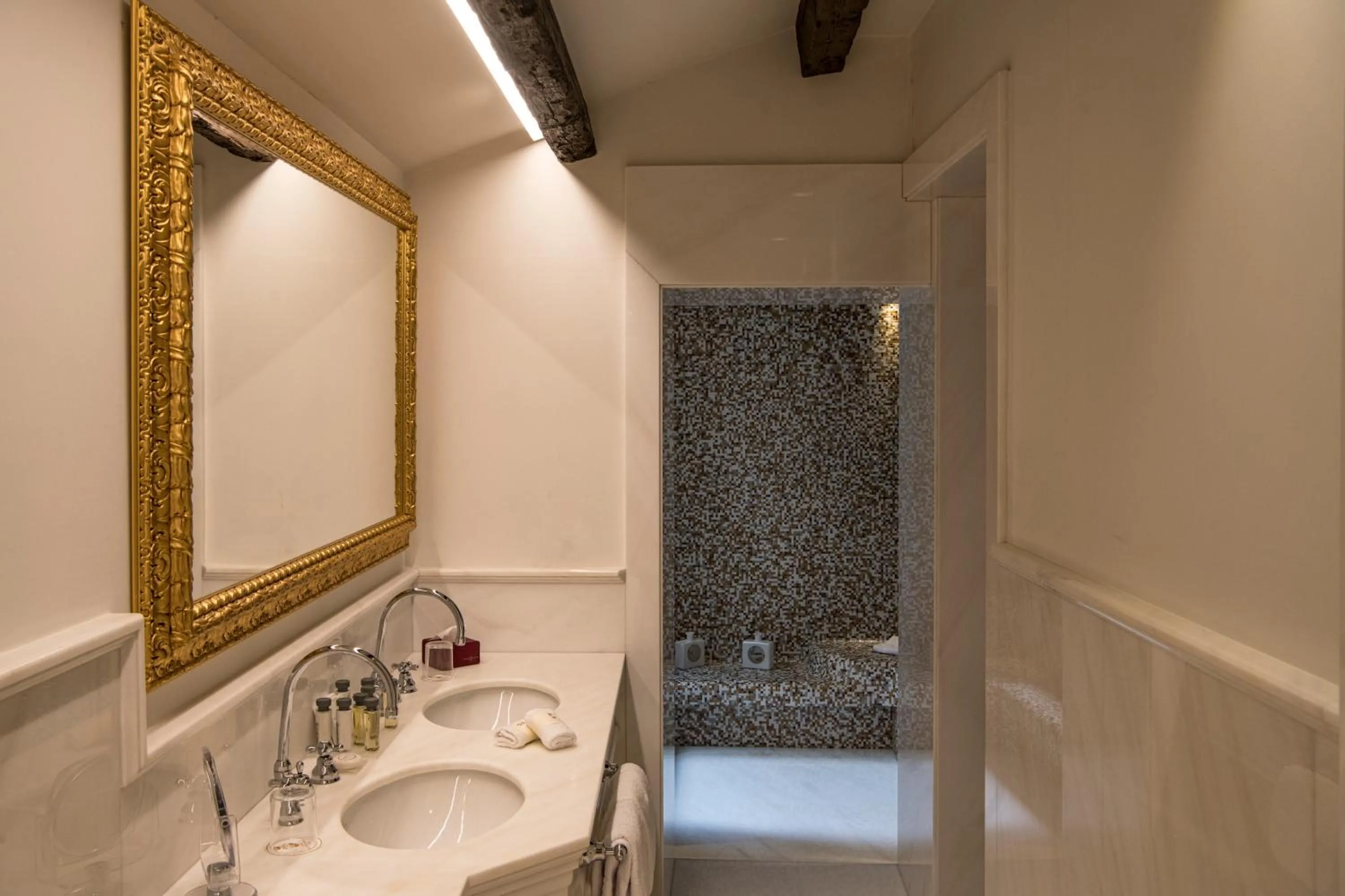 Bathroom in Hotel Nani Mocenigo Palace