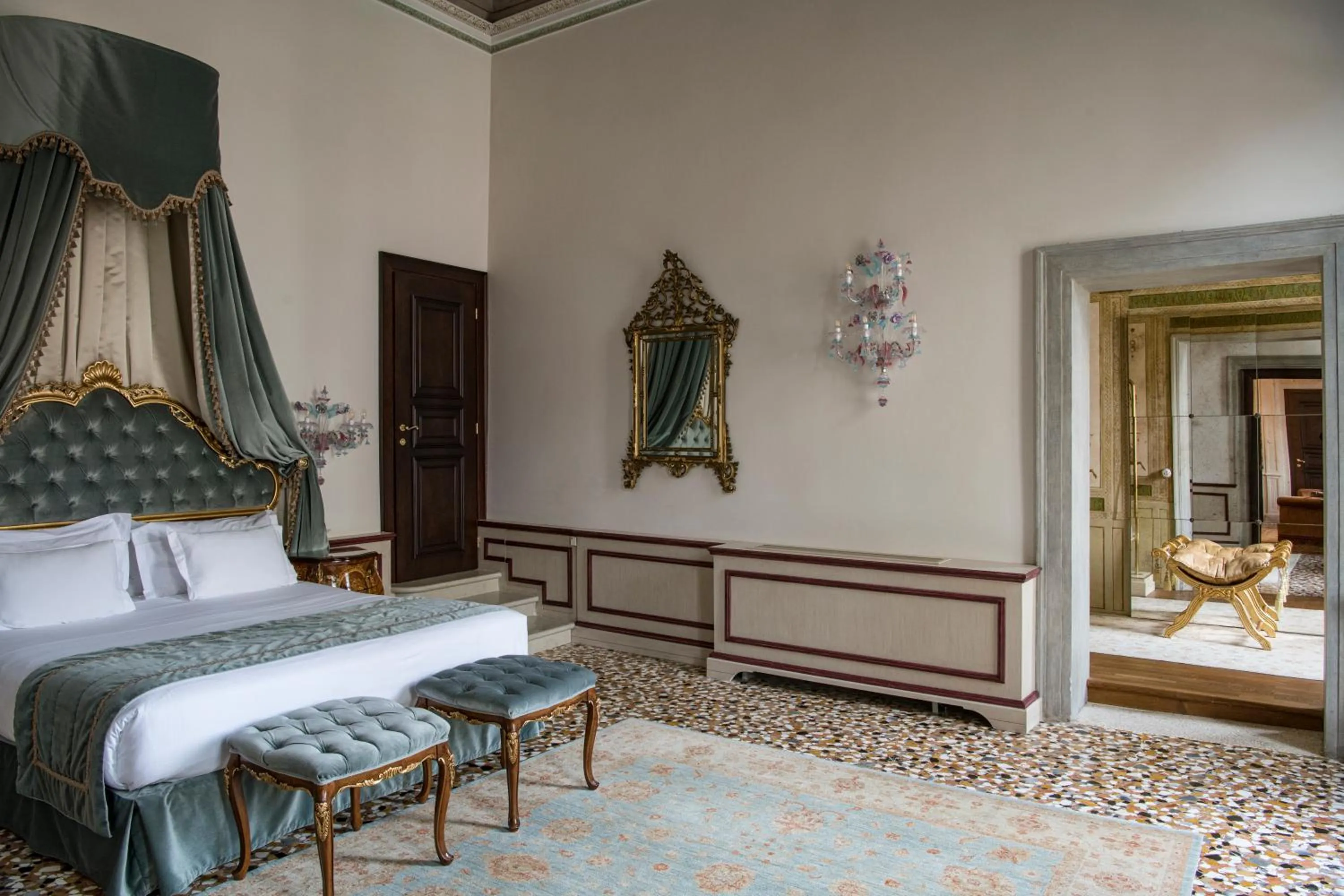 Photo of the whole room, Bed in Hotel Nani Mocenigo Palace