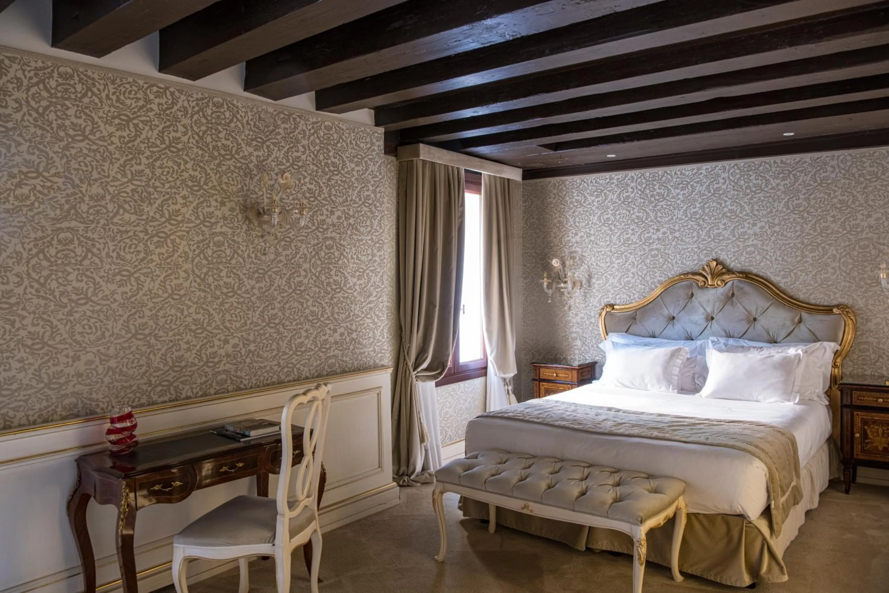Photo of the whole room, Bed in Hotel Nani Mocenigo Palace